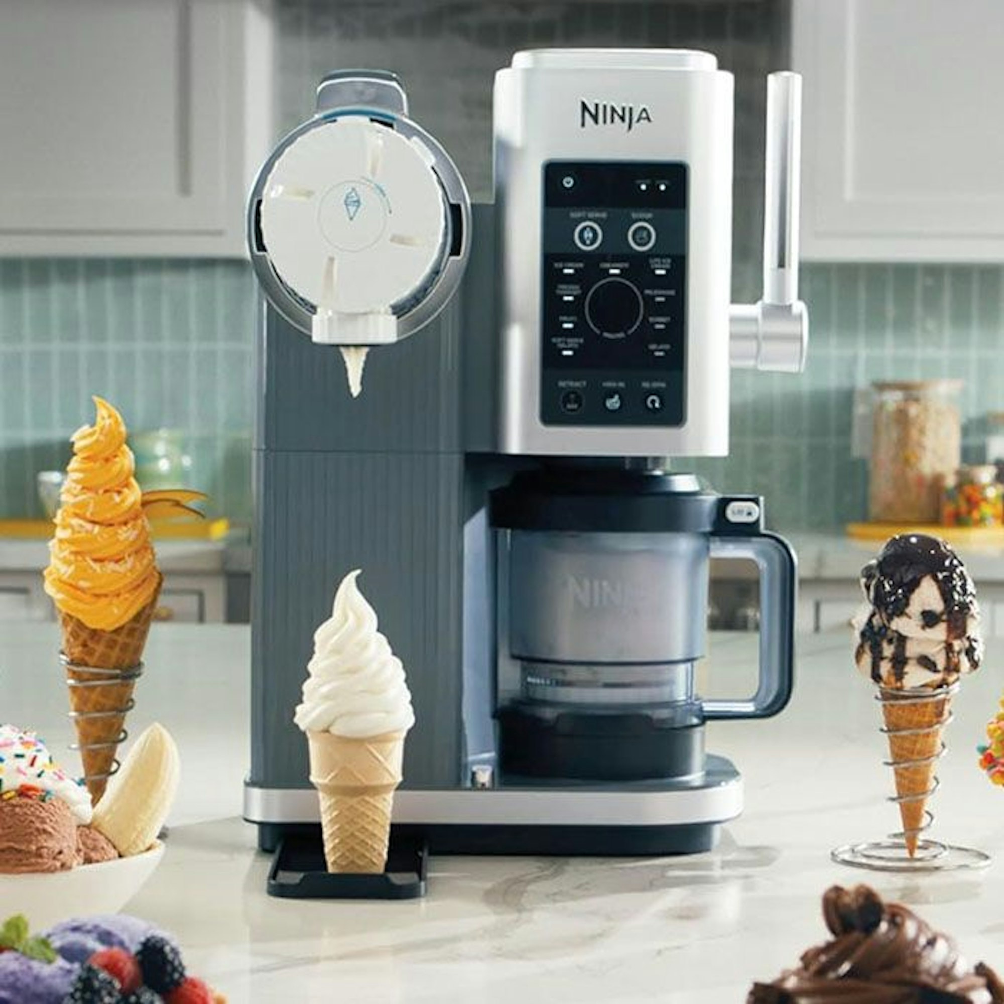 Ninja Swirl by CREAMi NC701EU auf Küchentisch mit Eisbechern.
