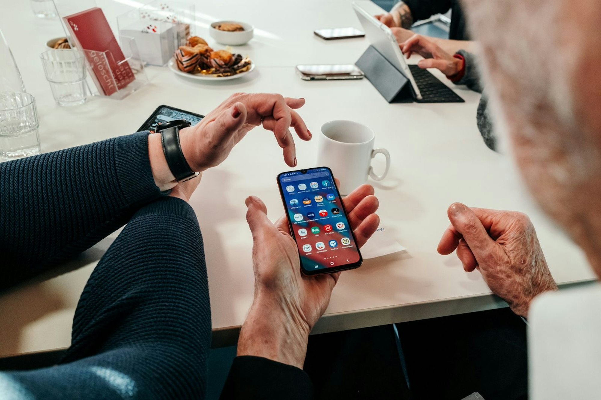 In sogenannten Smartphone- oder Digital-Cafés bekommen ältere Leute Hilfe bei allem rund um Internet und Handy. (Bild: ZDF/Jens Gyarmaty)