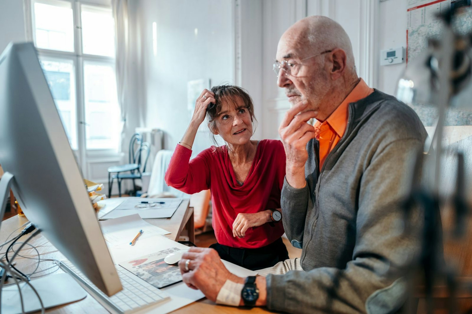 Sabine (57) ist auf die Hilfe anderer angewiesen, um sich in der digitalen Welt zurechtzufinden. (Bild: ZDF/Jens Gyarmaty)