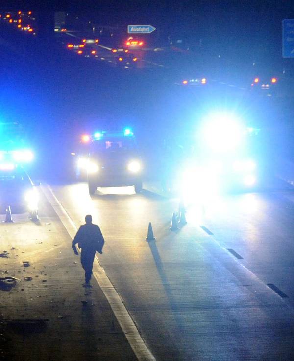 Polizeibeamte sperren die Autobahn nach einem tödlichen Unfall (Symbolfoto).
