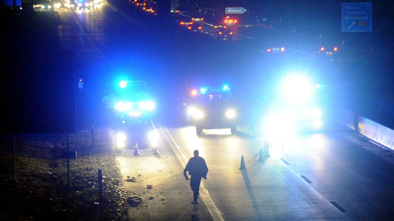 Polizeibeamte sperren die Autobahn nach einem tödlichen Unfall (Symbolfoto).