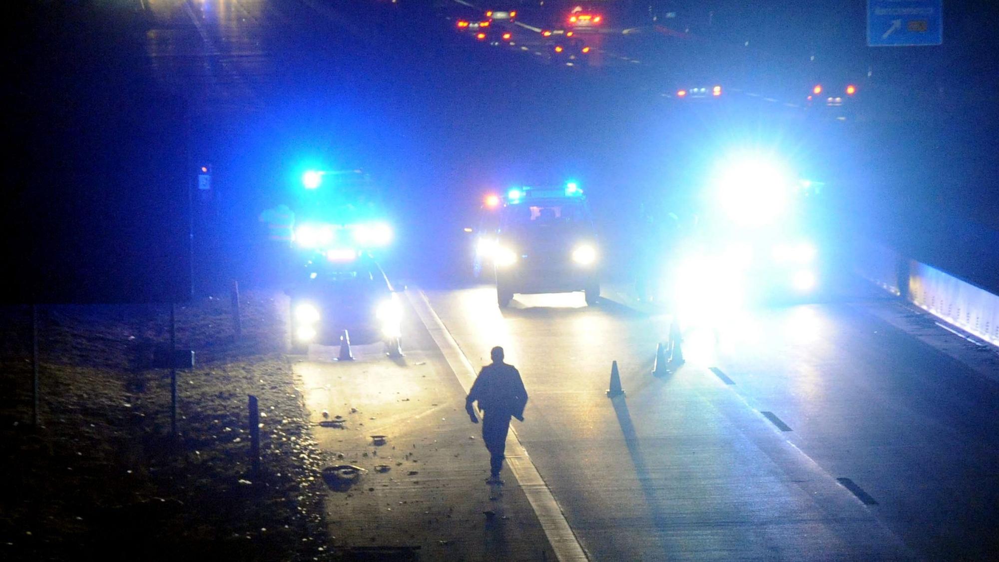 Polizeibeamte sperren die Autobahn nach einem tödlichen Unfall (Symbolfoto).