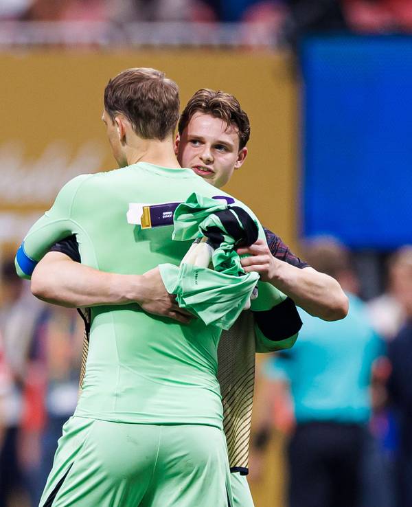 Jonas Urbig und Manuel Neuer nehmen sich in den Arm.