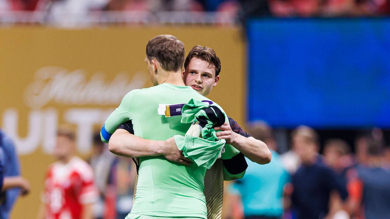 Jonas Urbig und Manuel Neuer nehmen sich in den Arm.