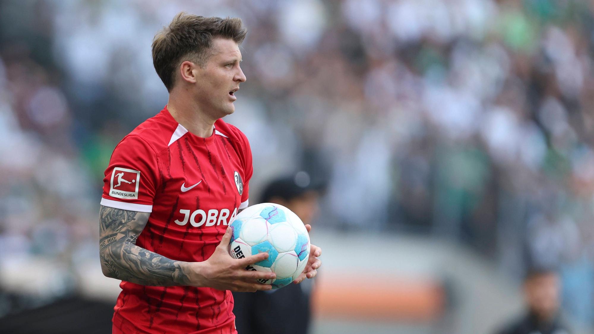 Lukas Kübler bei einem Einwurf im Trikot des SC Freiburg.