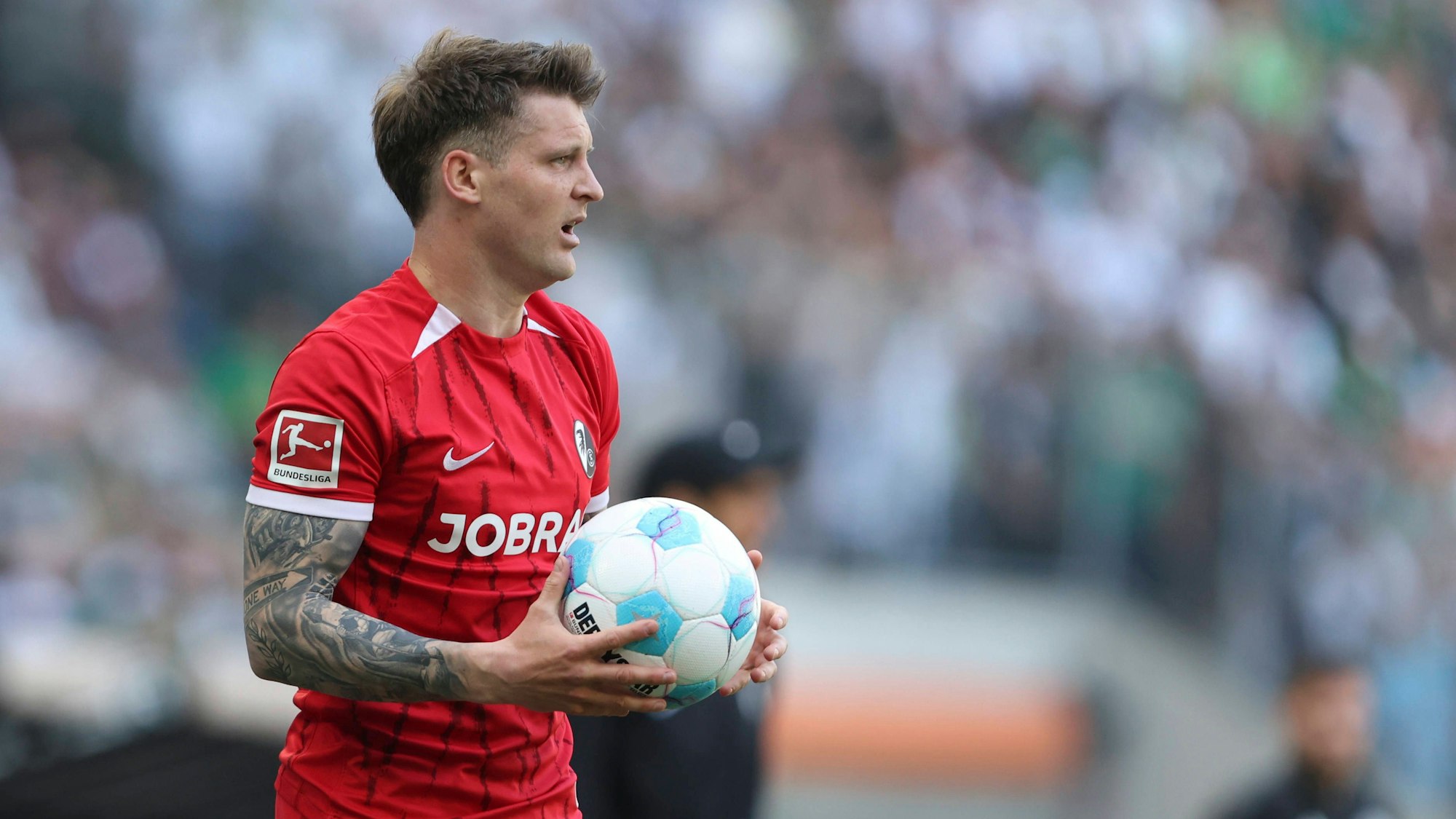 Lukas Kübler bei einem Einwurf im Trikot des SC Freiburg.