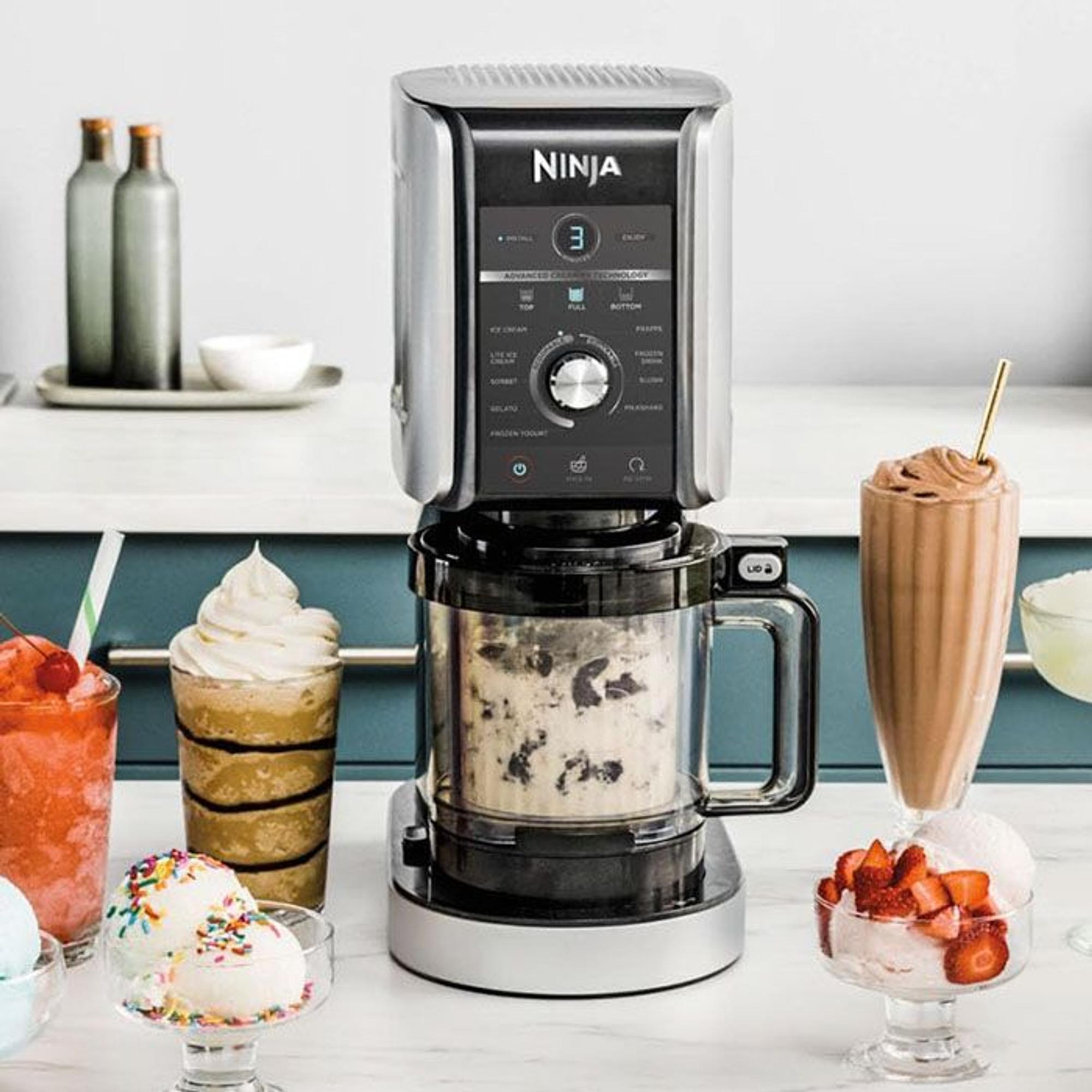 Ninja CREAMi Deluxe NC502EU auf Küchentisch mit Eisbechern.