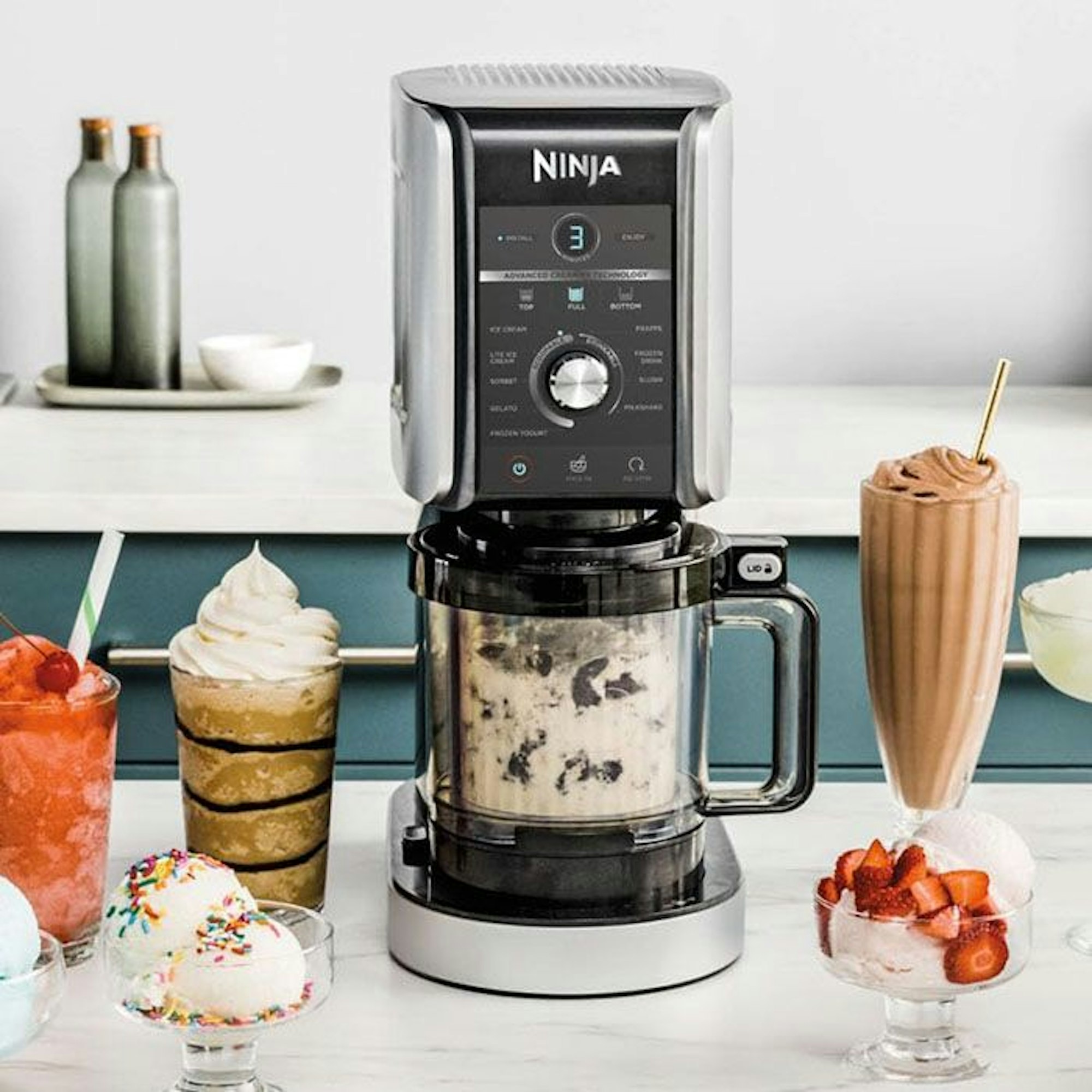 Ninja CREAMi Deluxe NC502EU auf Küchentisch mit Eisbechern.
