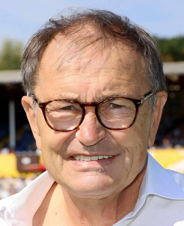 Ewald Lienen lacht beim Benefiz-Spiel des SC Victoria Hamburg am 4. September 2022.