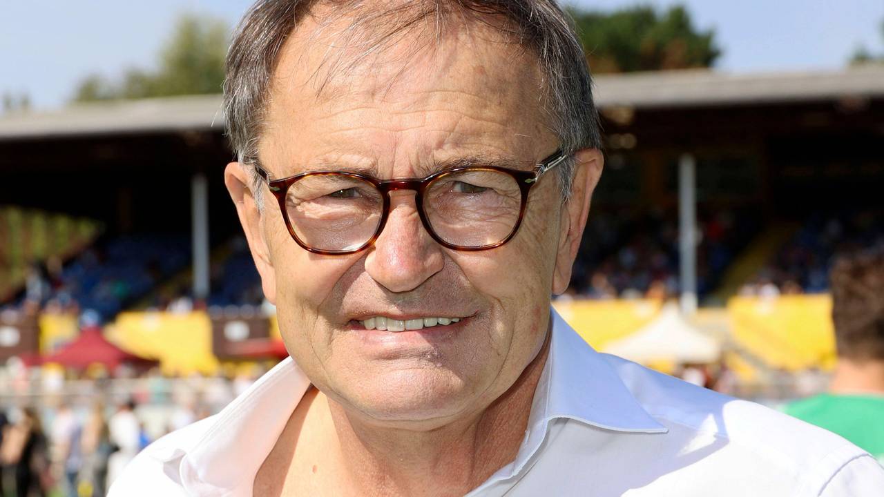 Ewald Lienen lacht beim Benefiz-Spiel des SC Victoria Hamburg am 4. September 2022.