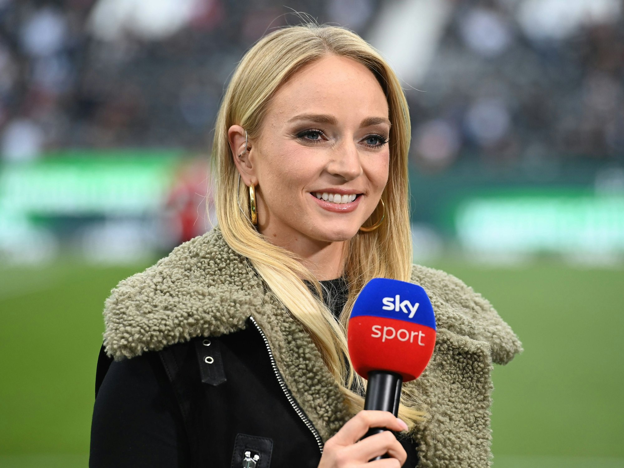 Sky-Moderatorin Katharina Kleinfeldt am 23. August 2025 beim Spiel zwischen Eintracht Frankfurt und Werder Bremen.