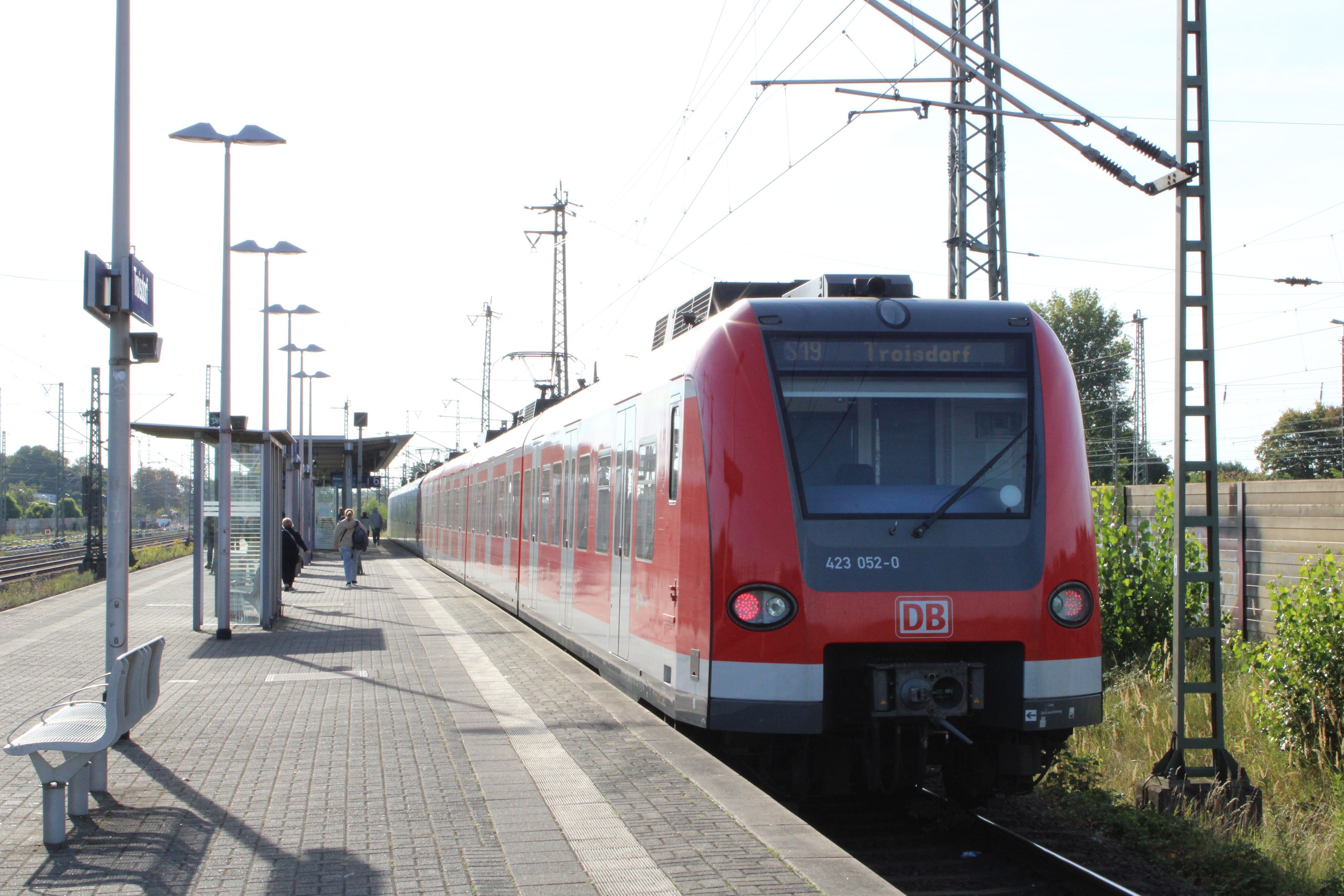 Eine Bahn der Linie 19 hält an einer Haltestelle.