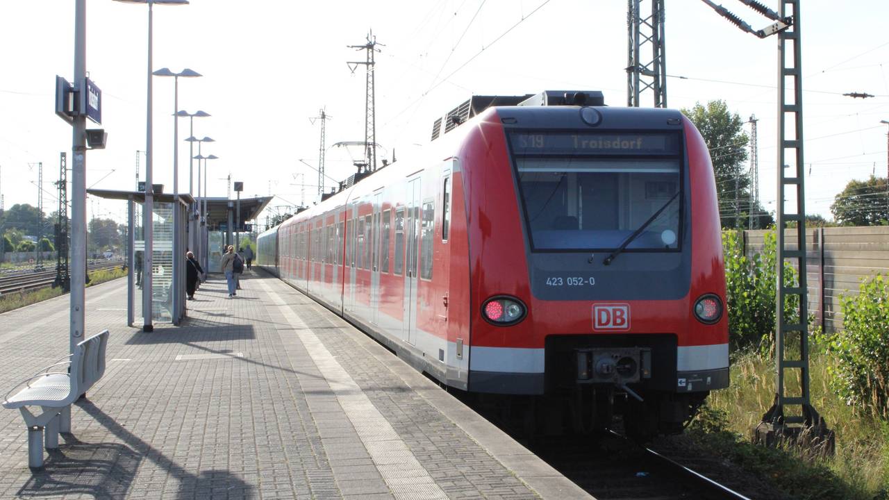 Eine Bahn der Linie 19 hält an einer Haltestelle.