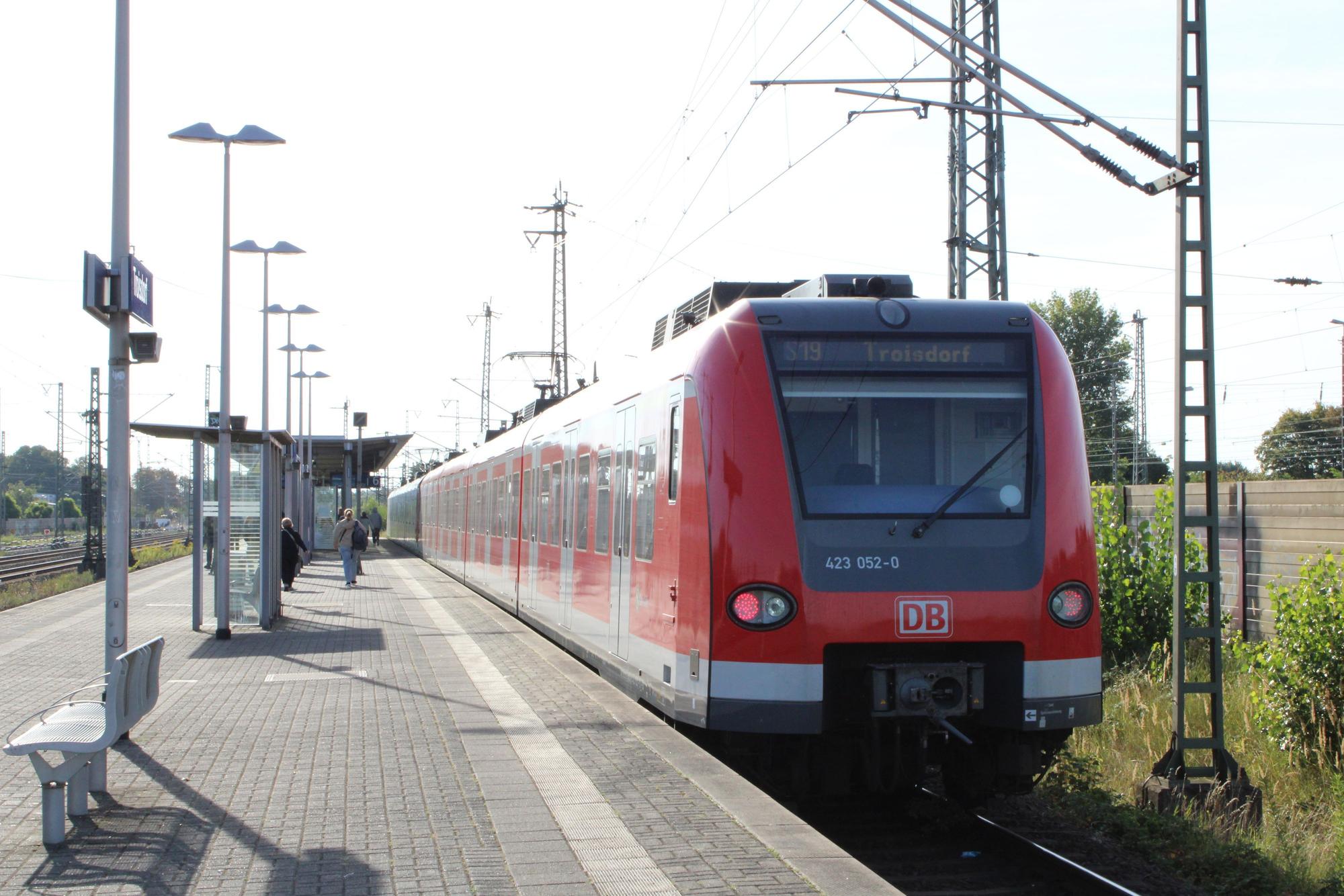 Eine Bahn der Linie 19 hält an einer Haltestelle.