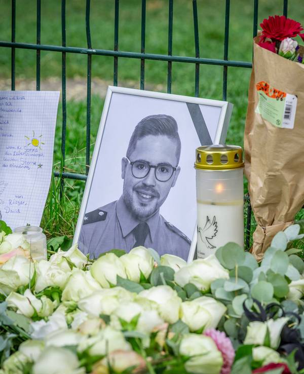 Nach der Tötung von Polizeioberkommissar Simon B. herrscht auch Tage nach der Tat in der Völklinger Innenstadt Trauer und Bestürzung.