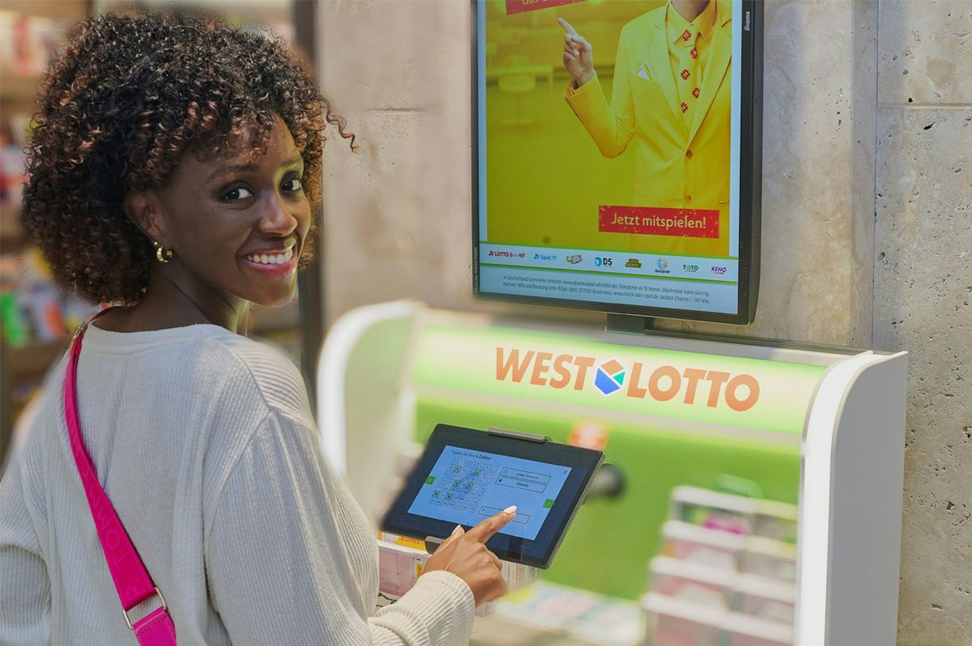 Ein Tipp in einer WestLotto-Annahmestelle im Raum Wuppertal machte einen noch unbekannten Spielteilnehmer zum vierfachen Millionär. Mithilfe eines Systemscheins knackte der Spieler zusammen mit zwei Tippern aus Bayern am Samstag (23. August) den Jackpot.