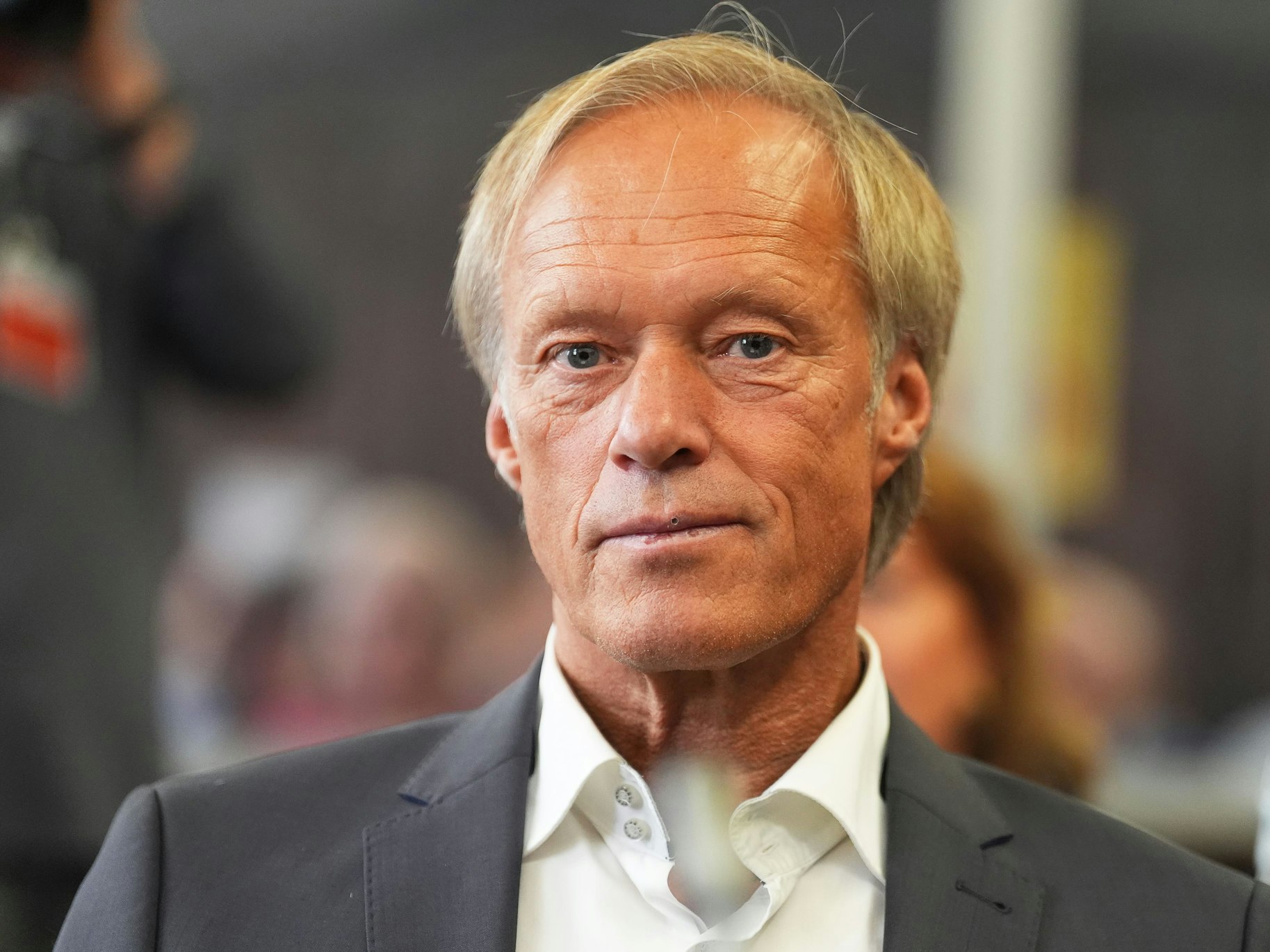 TV-Moderator Gerhard Delling im Gerichtssaal.