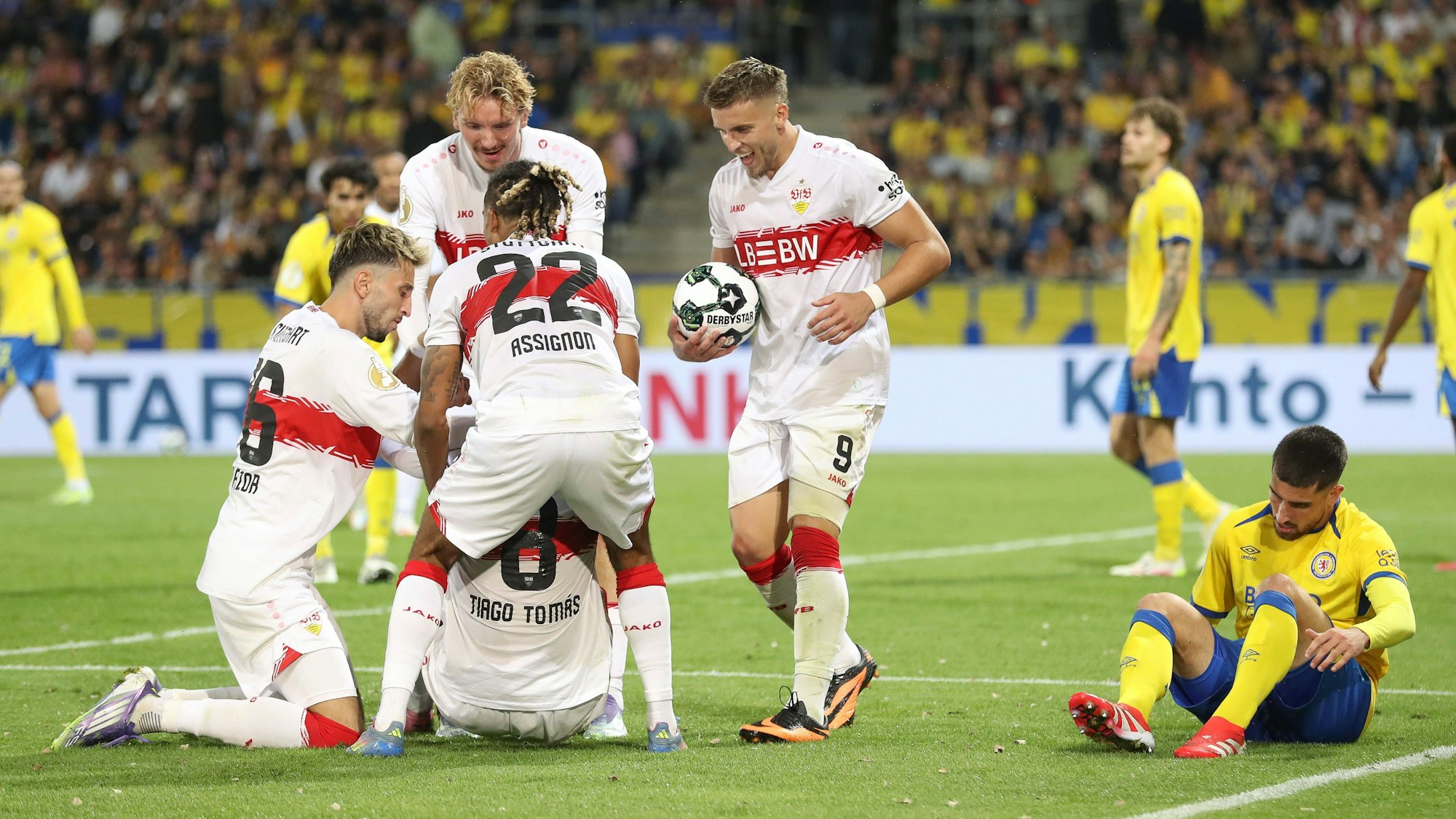 Die Spieler des VfB Stuttgart bejubeln den Treffer zur zwischenzeitlichen 4:3-Führung gegen Eintracht Braunschweig.