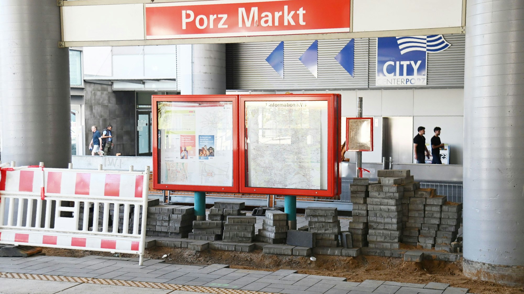 Bauarbeiten an der abgesackten KVB-Haltestelle Porzer Markt in Köln.