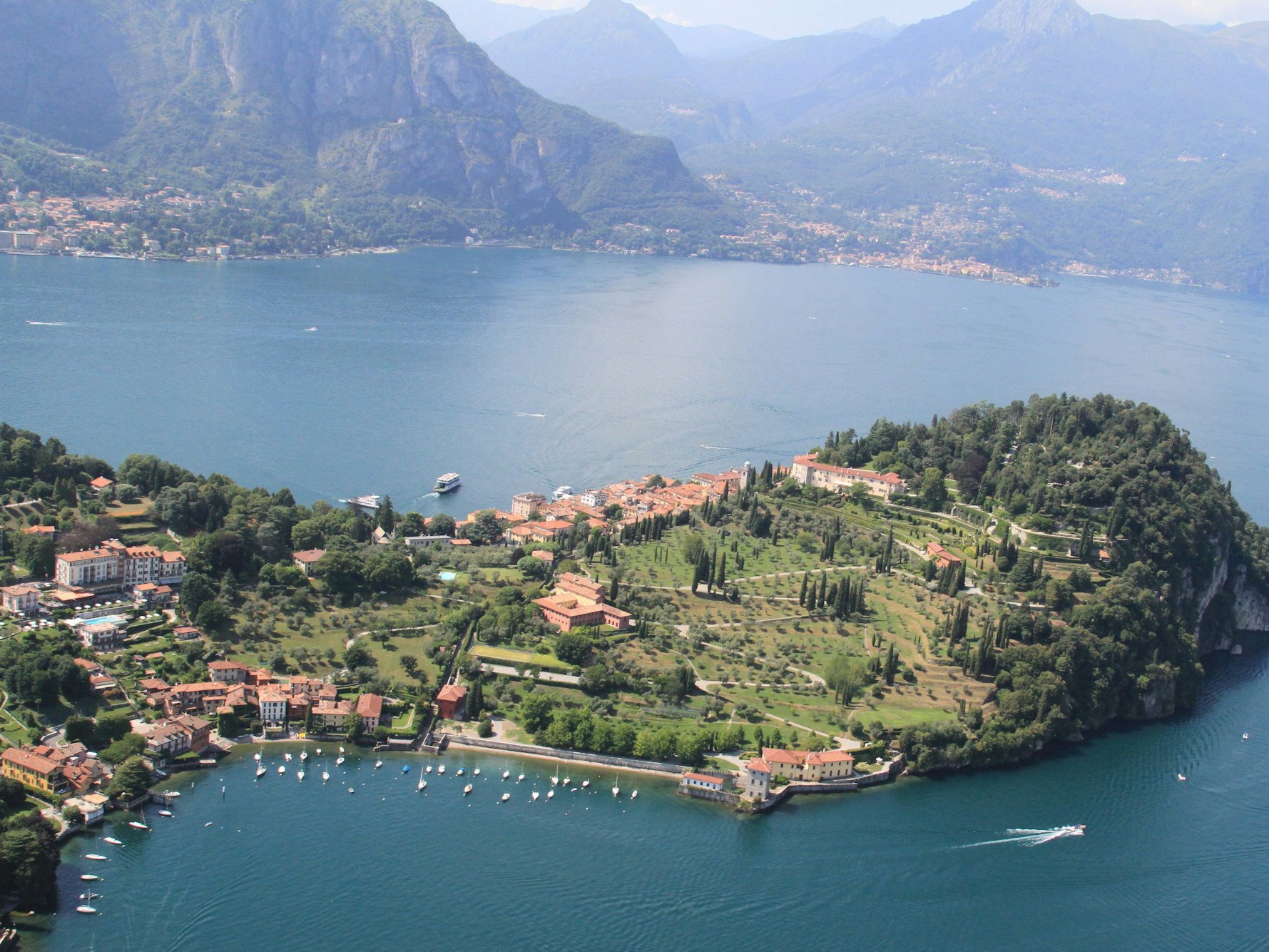 Der Comer See und Bellagio von oben betrachtet.
