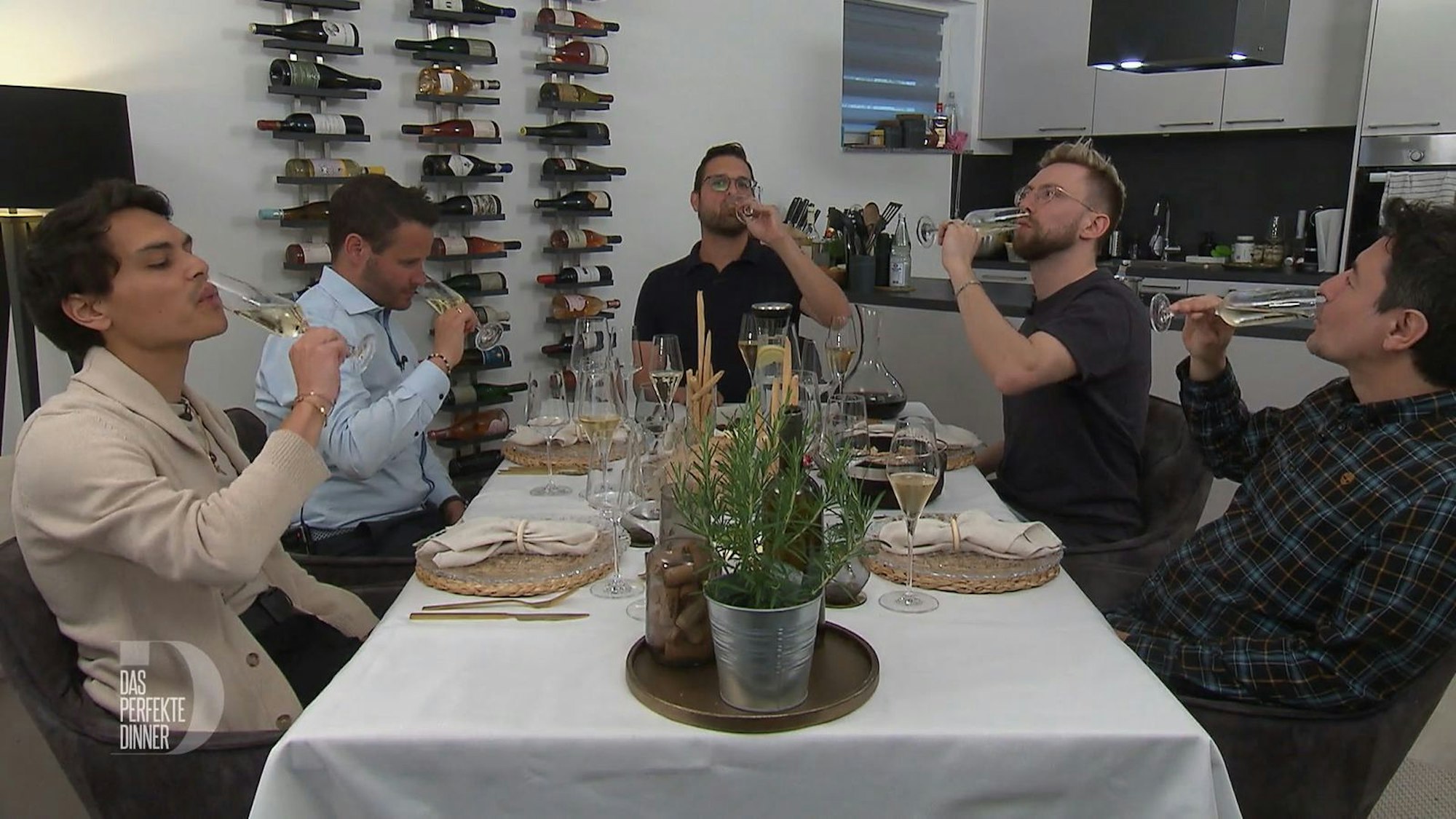Mit einem Sektvergleich fängt der Abend an, von links: Lars, Timo, Marco, Basti und Pau.
(Bild: RTL)