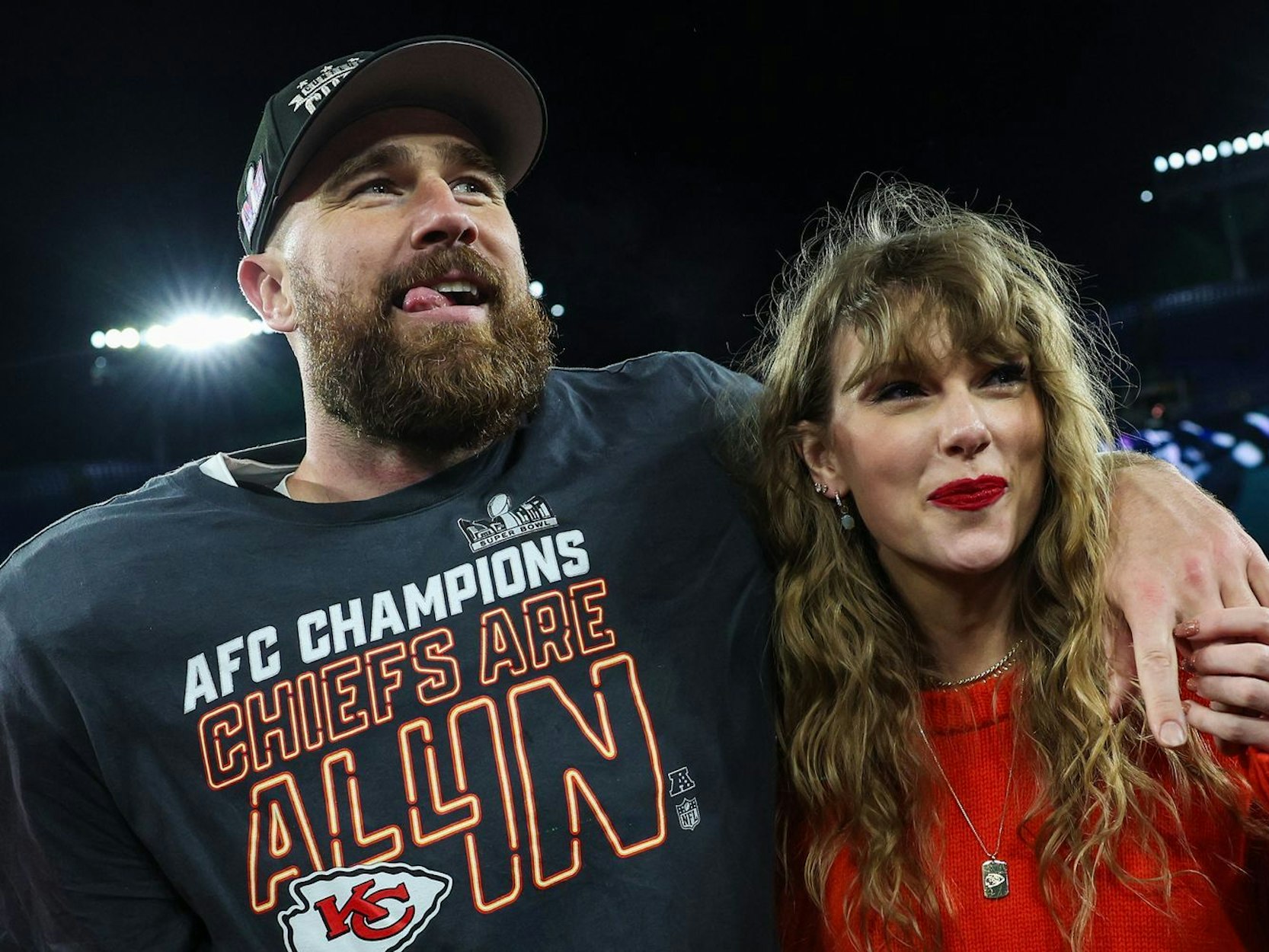 Travis Kelce und Taylor Swift sind verlobt, teilte das Paar am Dienstag bei Instagram mit. (Bild: Patrick Smith/Getty Images)
