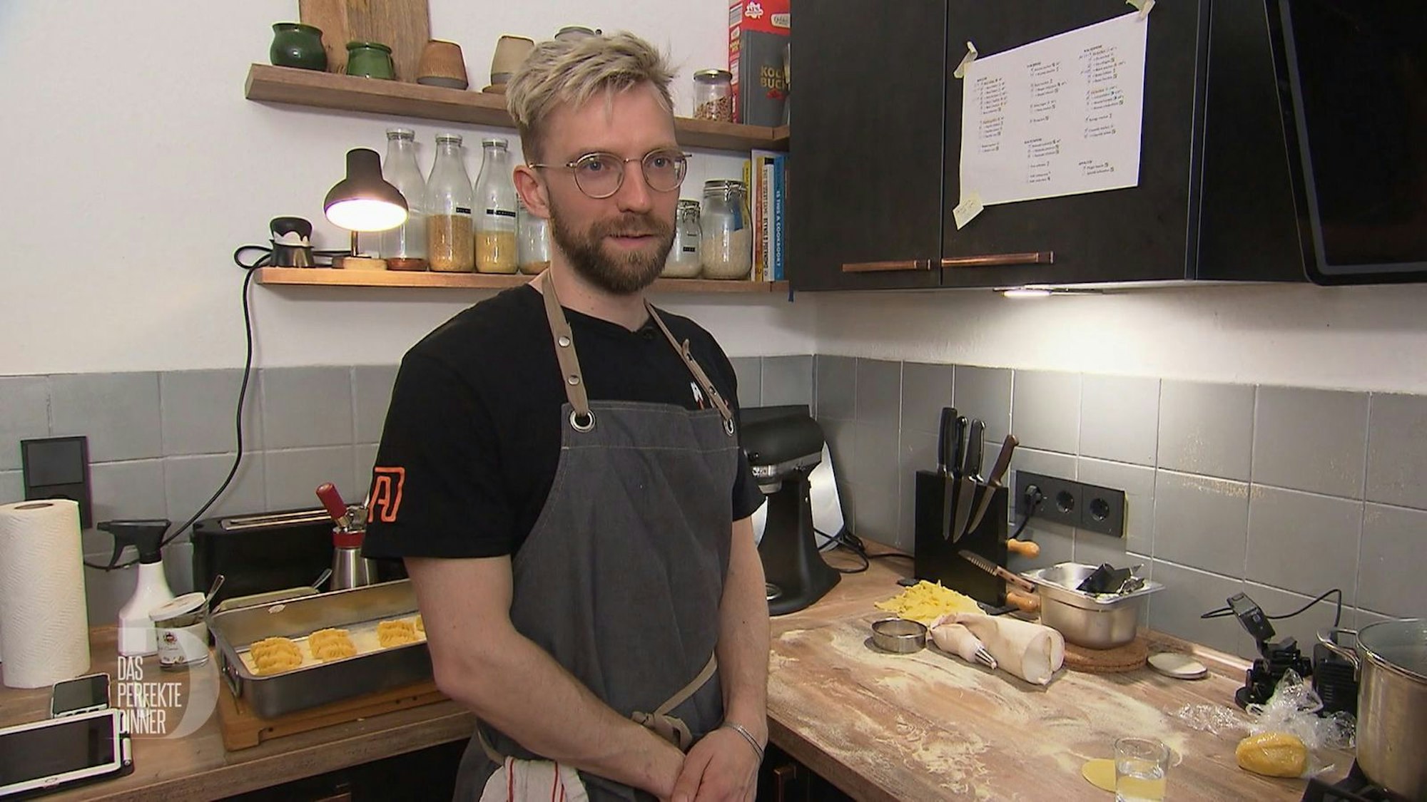 Basti weiß ganz genau, was er in der Küche tut - und alles ohne Schnibbelhilfe.
(Bild: RTL)