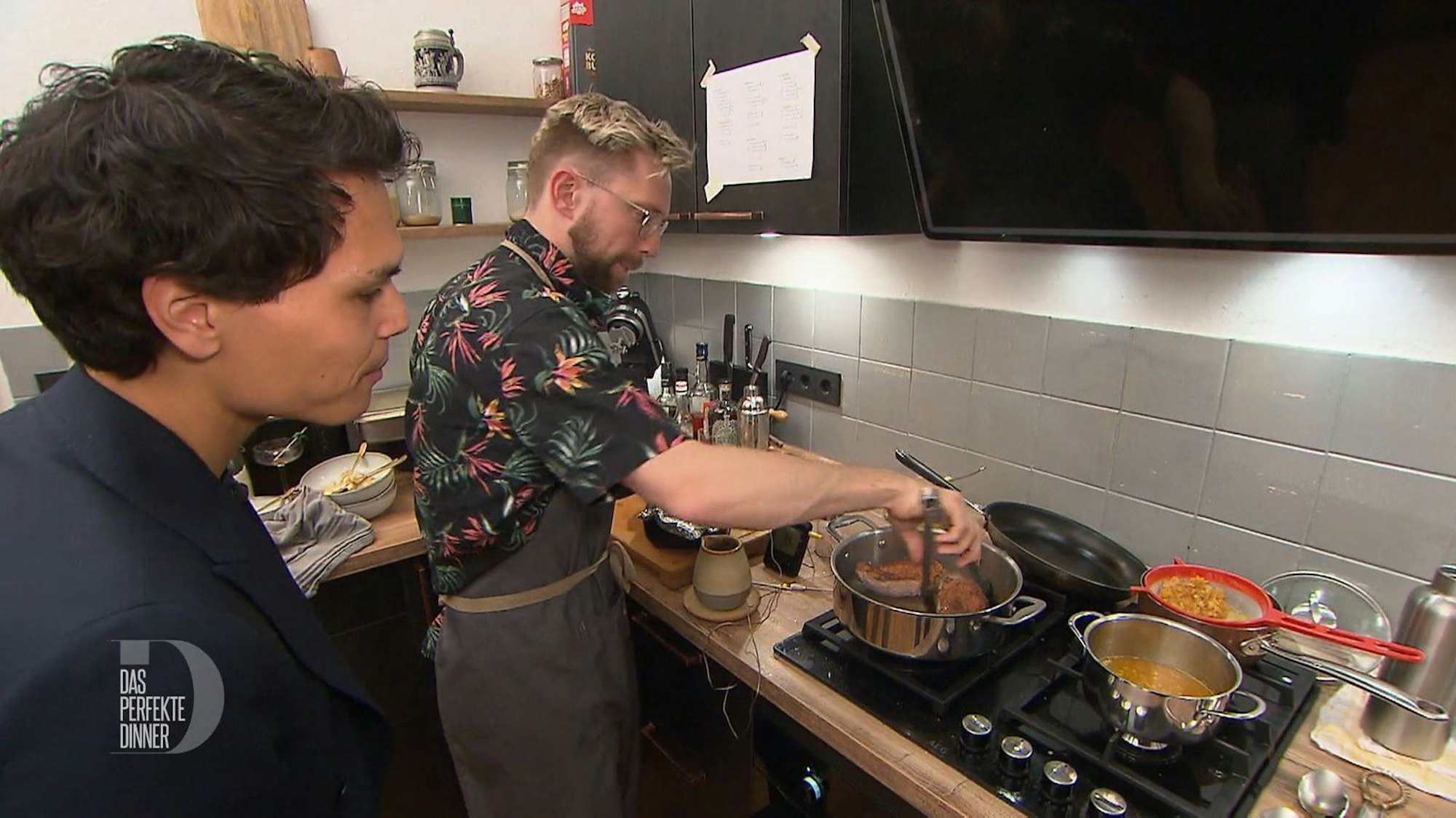 Beim Braten der Ente schaut Lars Basti über die Schulter.
(Bild: RTL)
