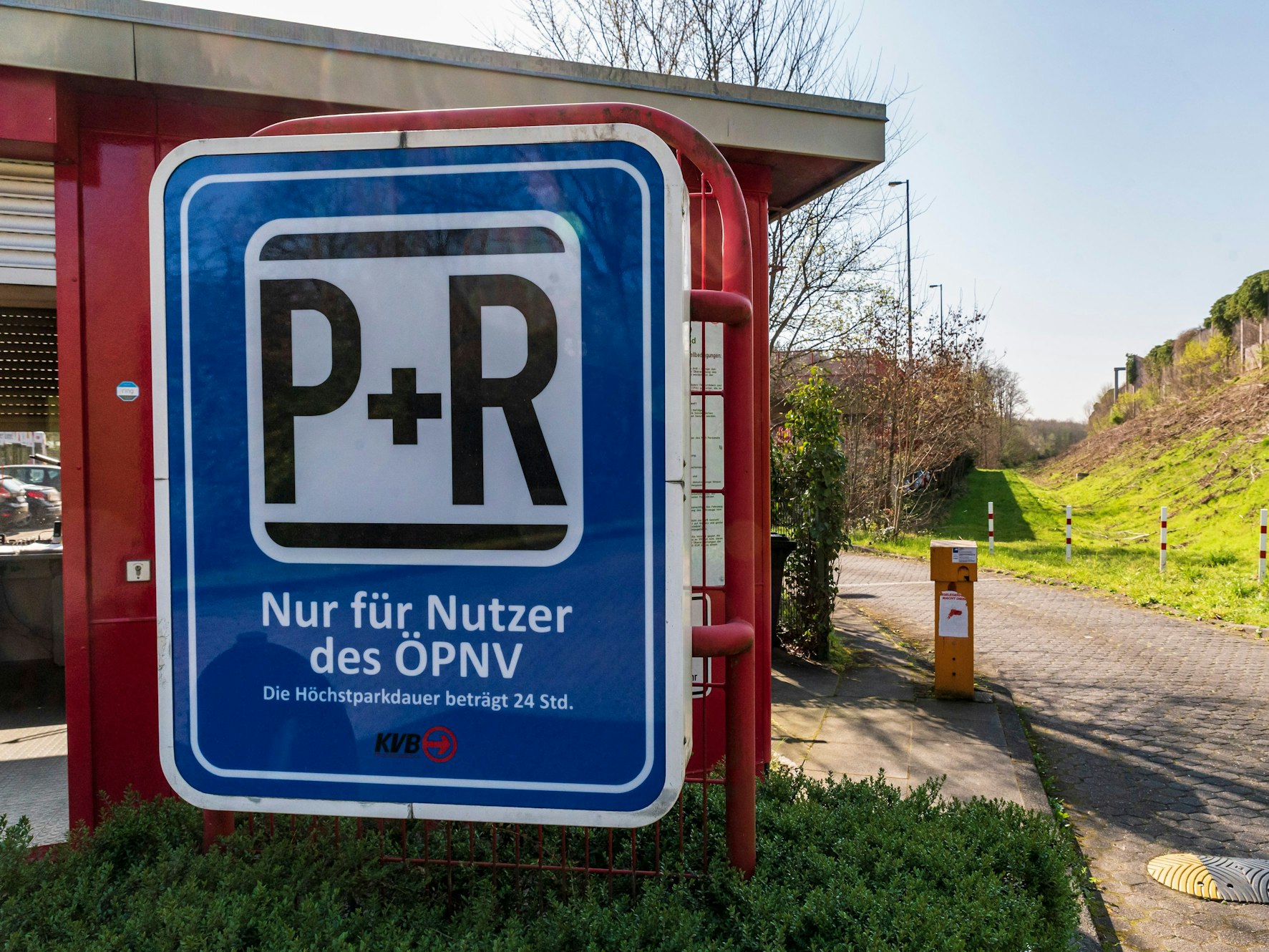 Der Parkplatz an der Haltestelle Heinrich-Lübke-Ufer zwischen Rodenkirchen und Marienburg ist gesperrt. (Symbolfoto)