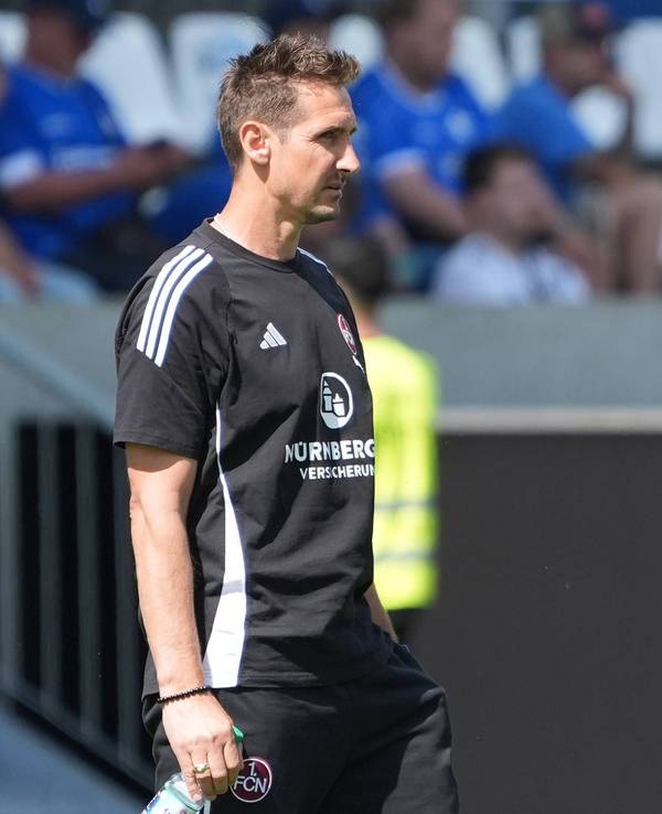 Klose und Lieberknecht reden nach dem Spiel 1. FC Nürnberg gegen SV Darmstadt 98 am 25. August 2024.