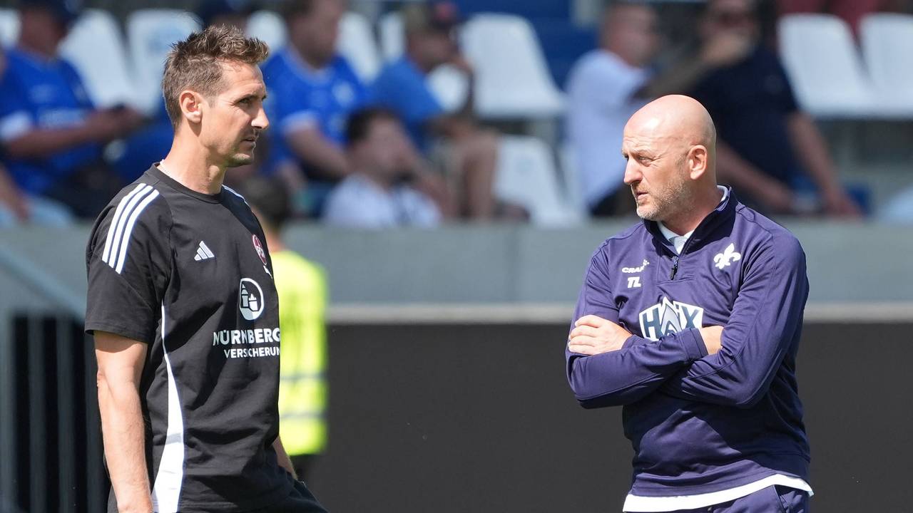 Klose und Lieberknecht reden nach dem Spiel 1. FC Nürnberg gegen SV Darmstadt 98 am 25. August 2024.