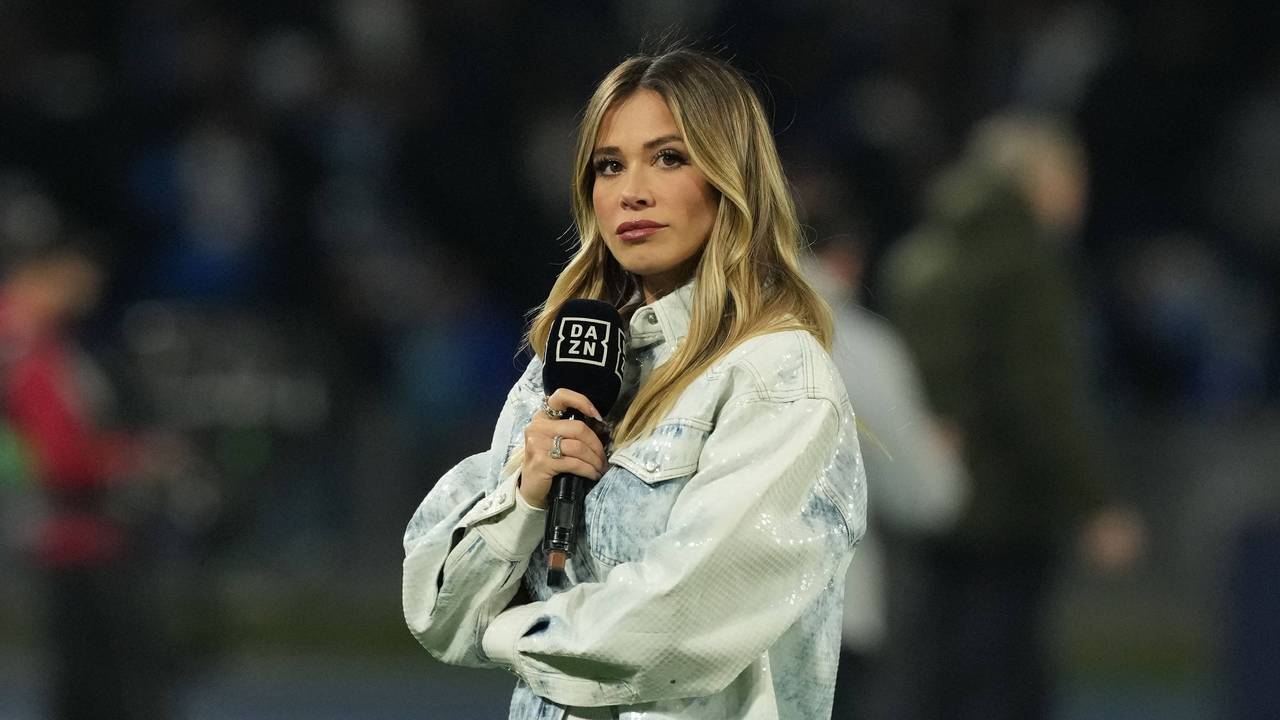Die DAZN Moderatorin Diletta Leotta steht an der Seitenlinie vom Spiel des SSC Neapel gegen Inter Mailand.