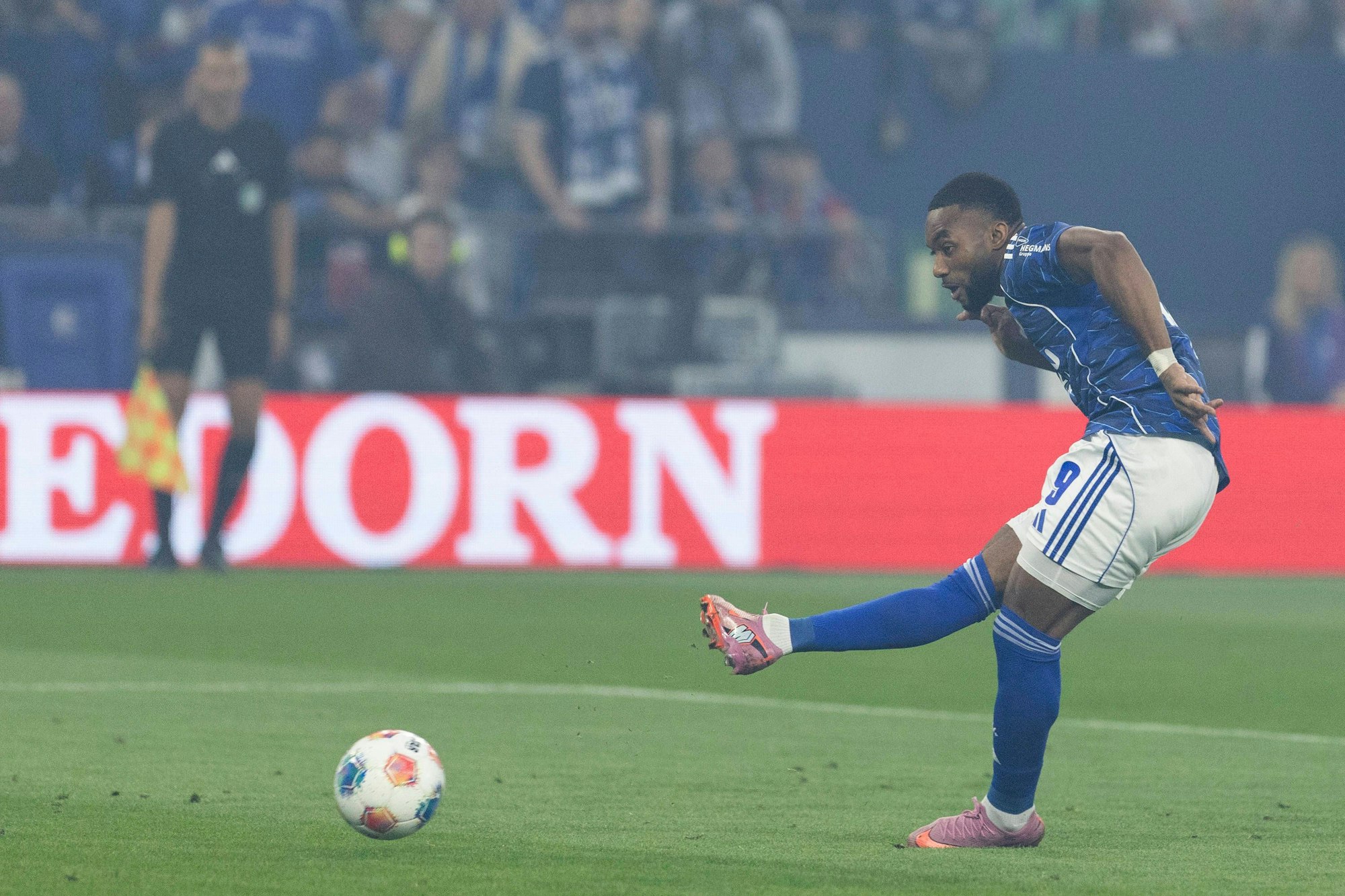 Moussa Sylla schießt einen Elfmeter.