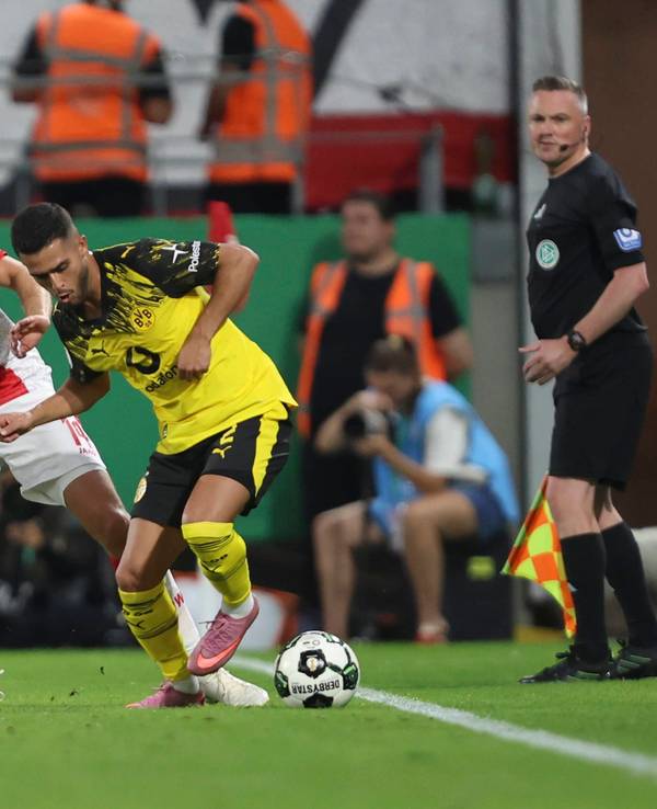 Luca Brumme im Zweikampf mit Yan Couto.