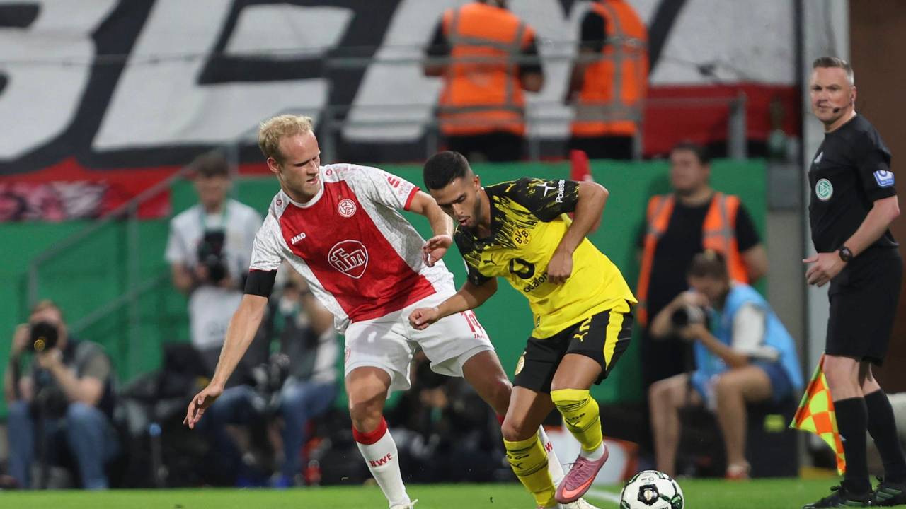 Luca Brumme im Zweikampf mit Yan Couto.