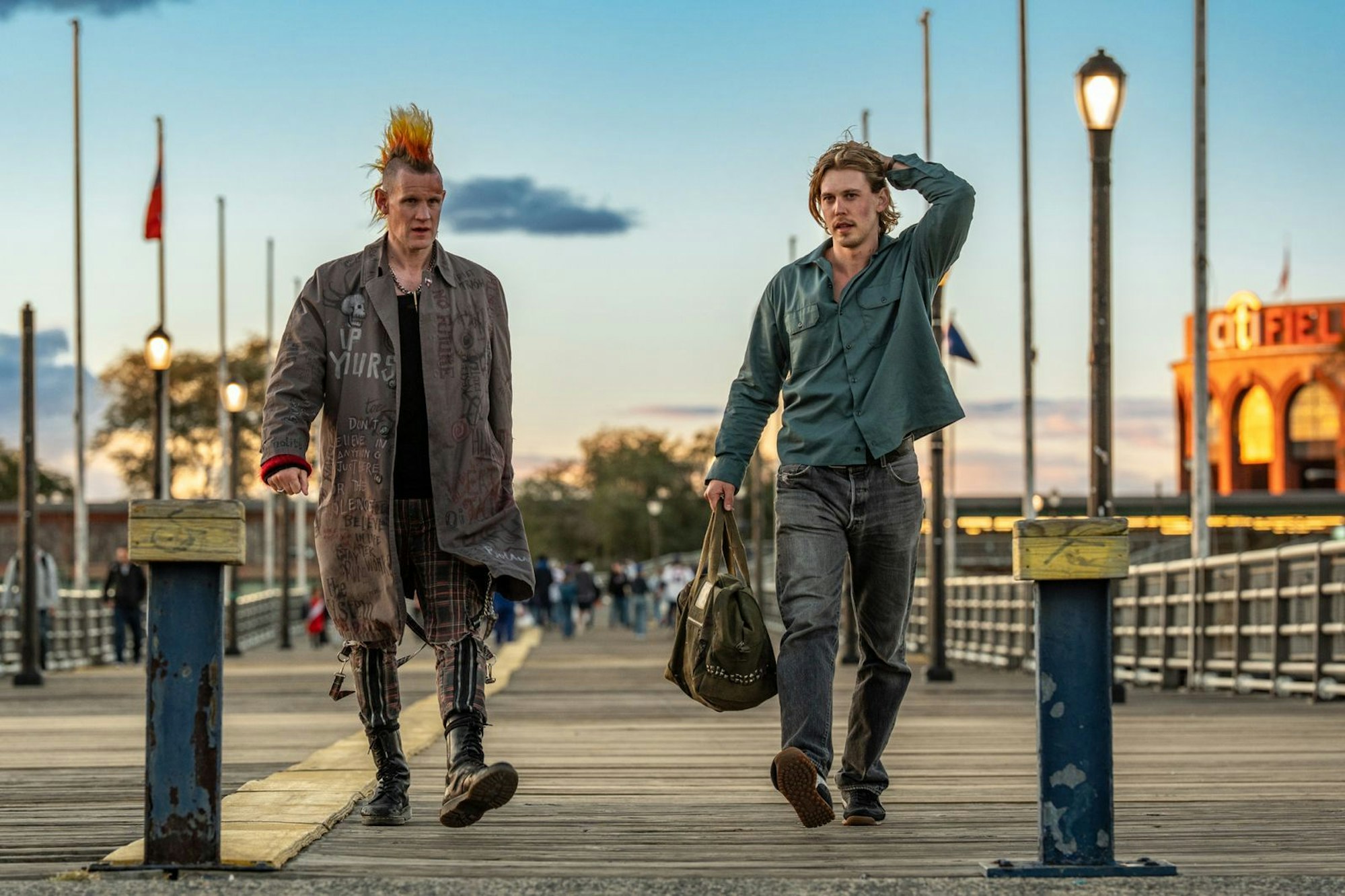 Russ (Matt Ross) bringt Hank (Austin Butler) mit einer Bitte in Bedrängnis. (Bild: 2024 CTMG/Sony Pictures/Niko Tavernise)