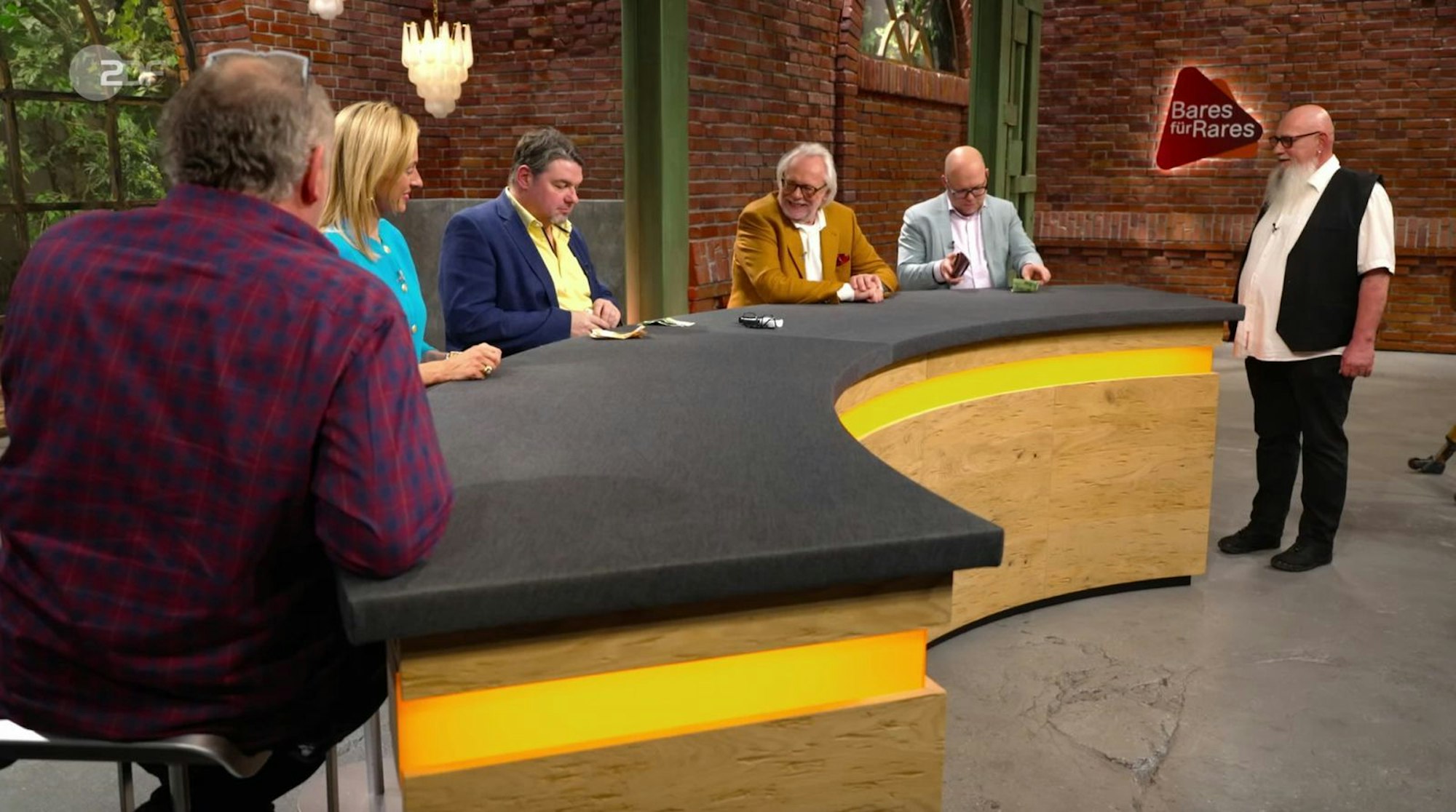 Aus Mangel an Lagerkapazitäten wurde das Sport-Trio am Ende aufgeteilt. Walter Lehnertz erhielt den kleinen Bock und Daniel Meyer und Benjamin Leo Leo teilten sich die beiden Springpferde auf. So kamen die Verkäufer auf einen Erlös von insgesamt 900 Euro und waren heilfroh, die schweren Geräte nicht mehr zurück transportieren zu müssen. (Bild: ZDF)