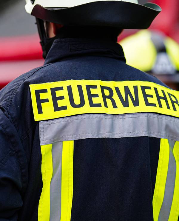 Aufschrift Feuerwehr auf Uniform von Feuerwehrmann.