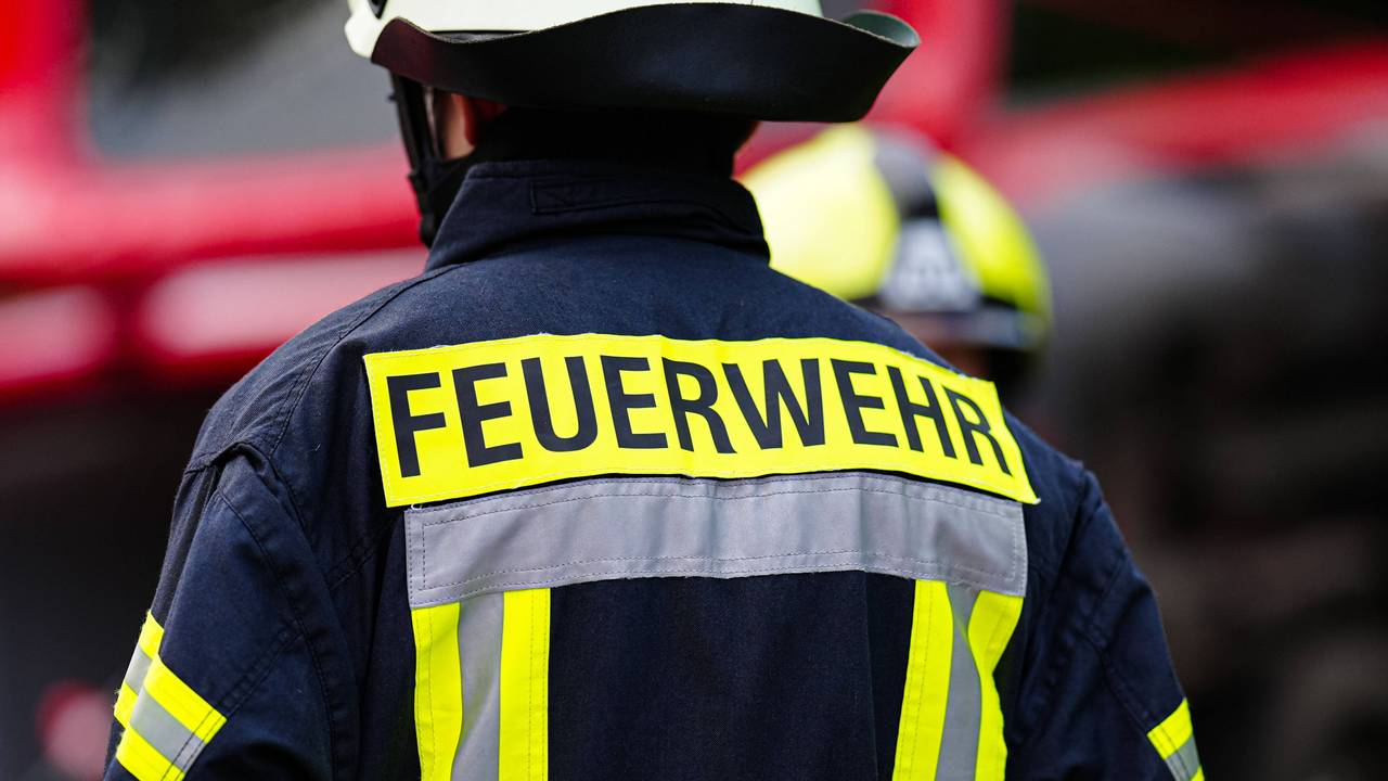 Aufschrift Feuerwehr auf Uniform von Feuerwehrmann.