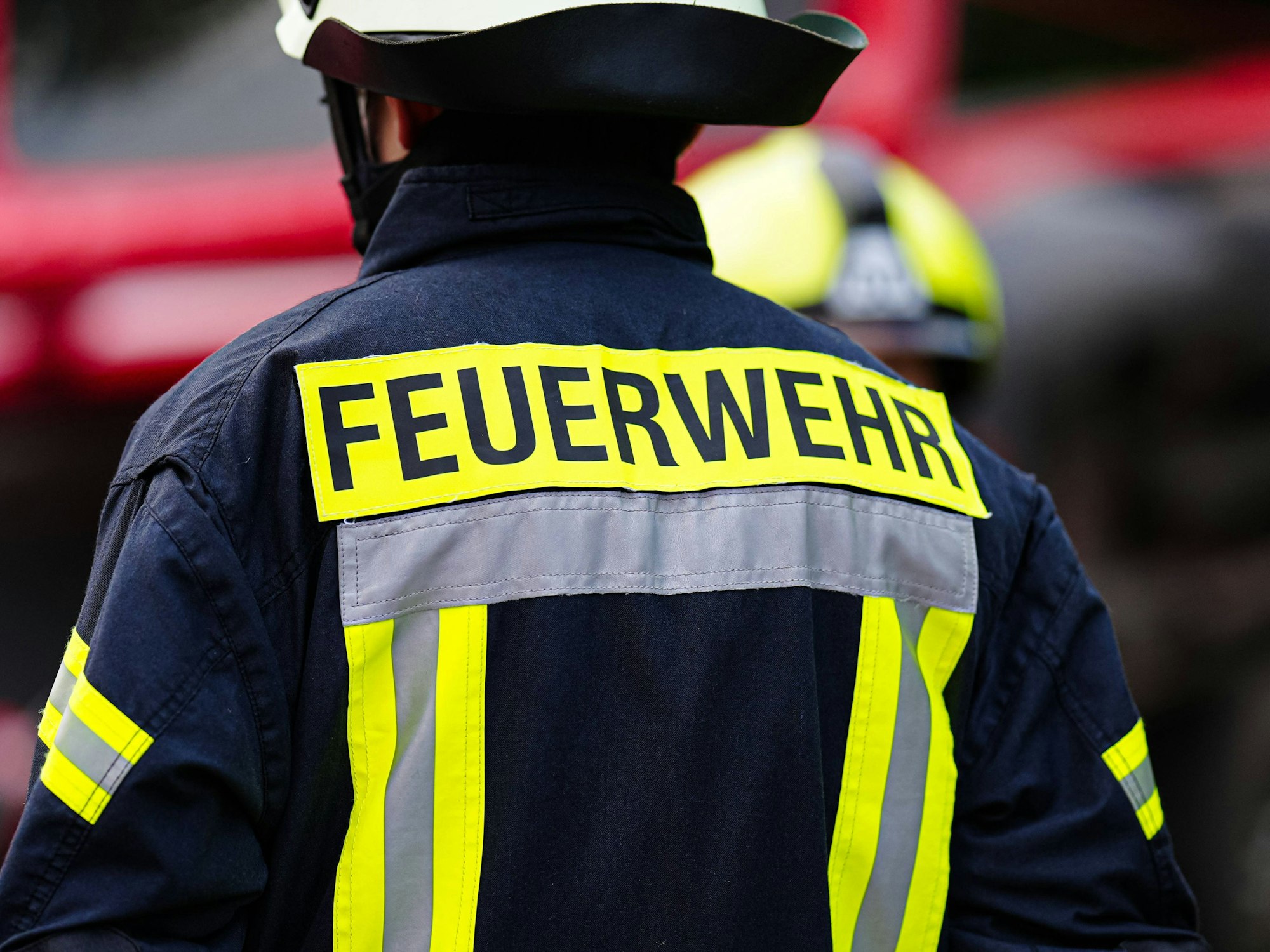Aufschrift Feuerwehr auf Uniform von Feuerwehrmann.