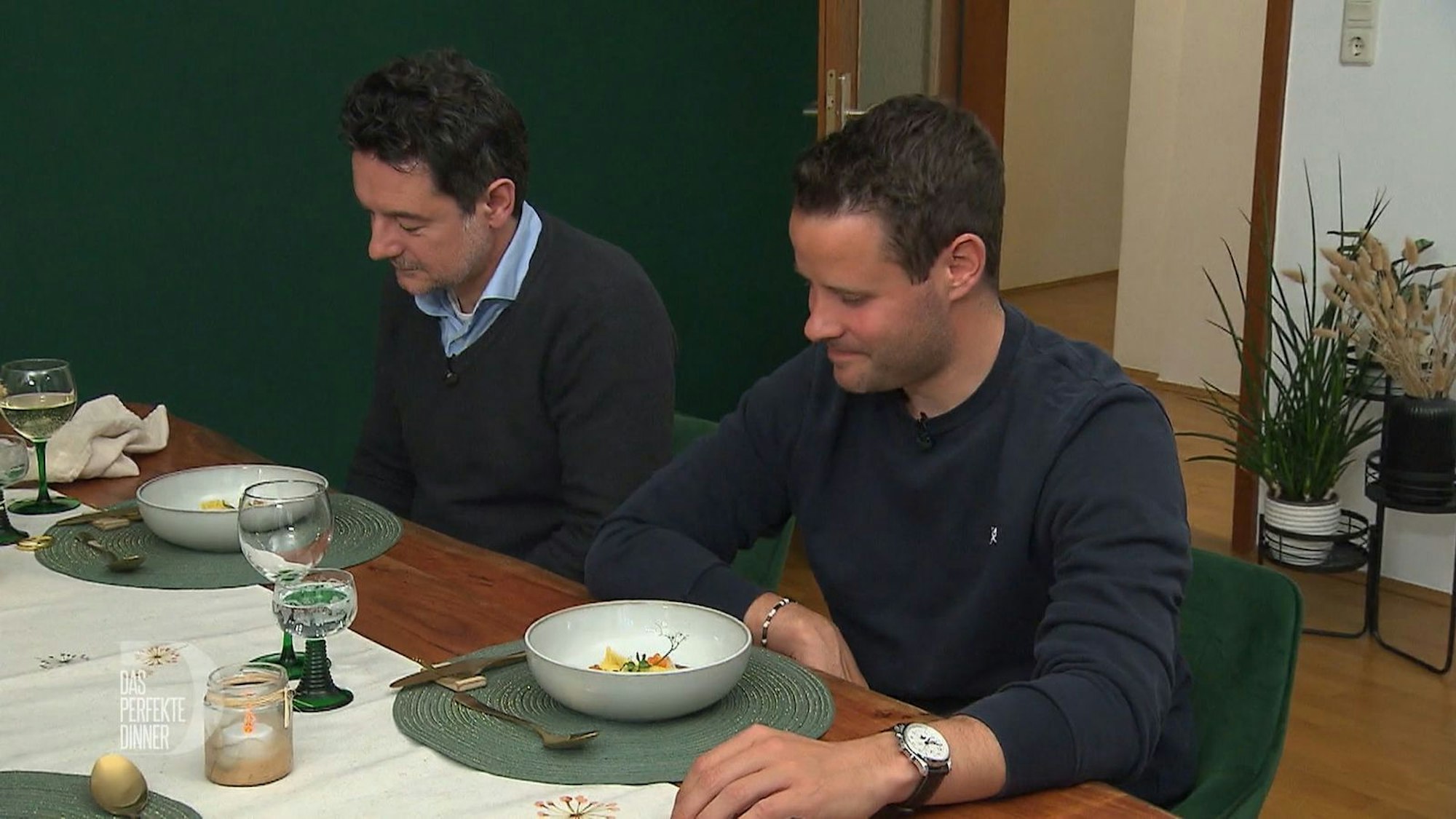 Timo ist schon allein von der Präsentation der Teller beeindruckt.
(Bild: RTL)