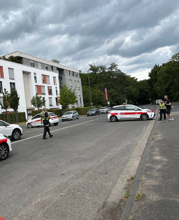 Absperrungen nach einem Bombenfund in Köln-Lindenthal.