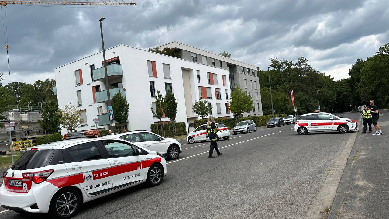 Absperrungen nach einem Bombenfund in Köln-Lindenthal.