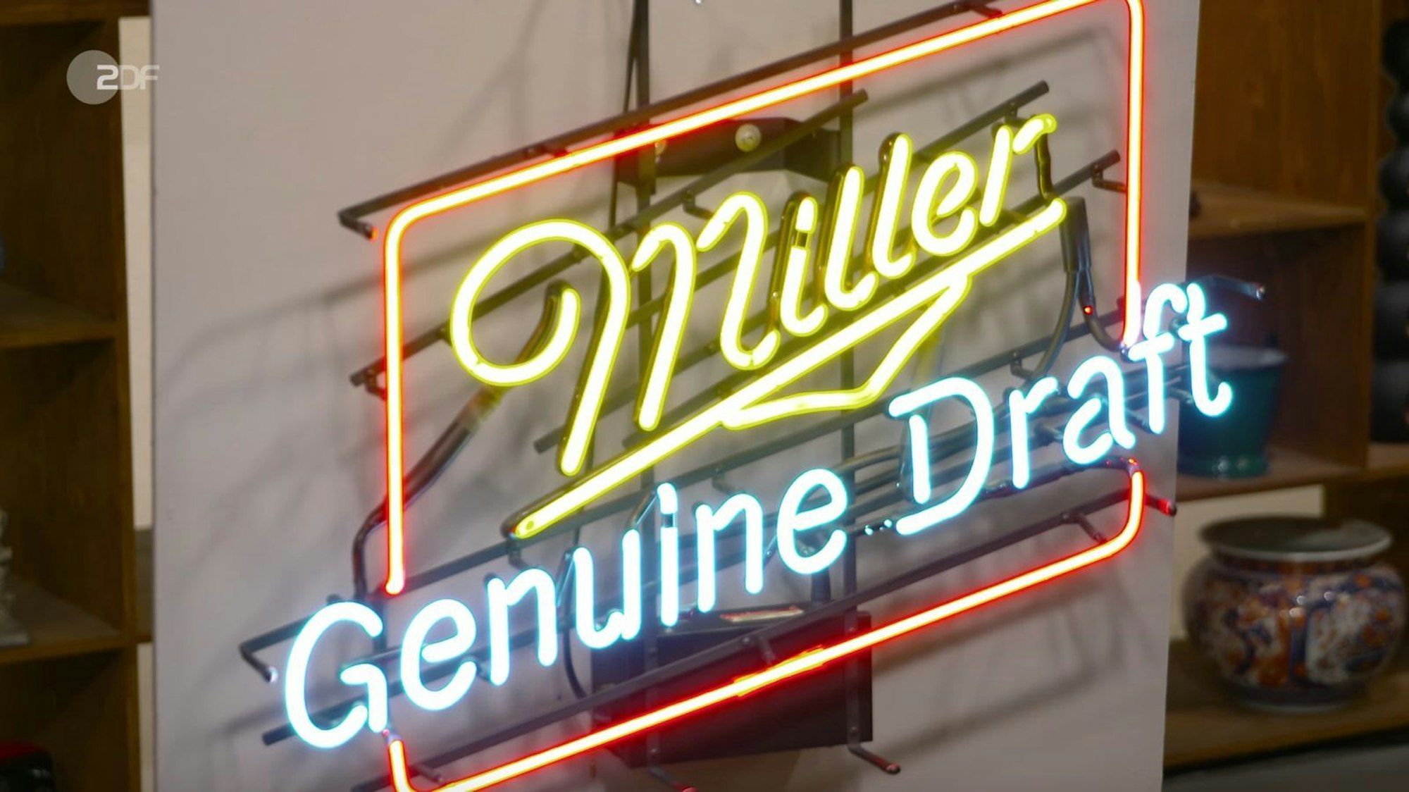 Eine Leuchtreklame der Brauerei-Marke Miller stammte laut Sven Deutschmanek aus dem Jahr 1994. Der Wunschpreis lag bei 250 Euro. Der Experte taxierte 180 bis 250 Euro. Händler Walter Lehnertz zahlte am Ende sogar 380 Euro.
(Bild: ZDF)