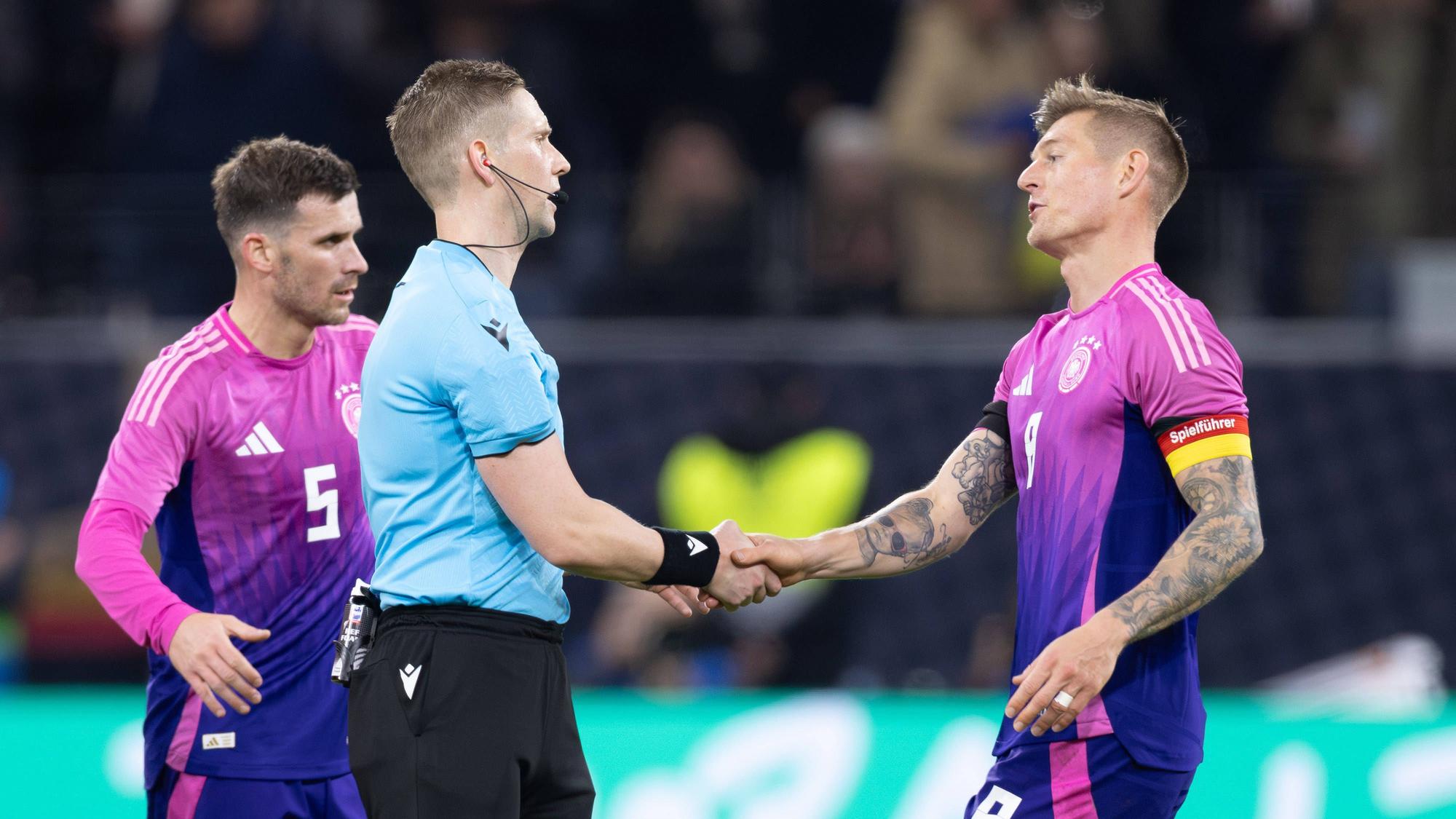 Toni Kroos gibt Schiedsrichter Espen Eskas die Hand.