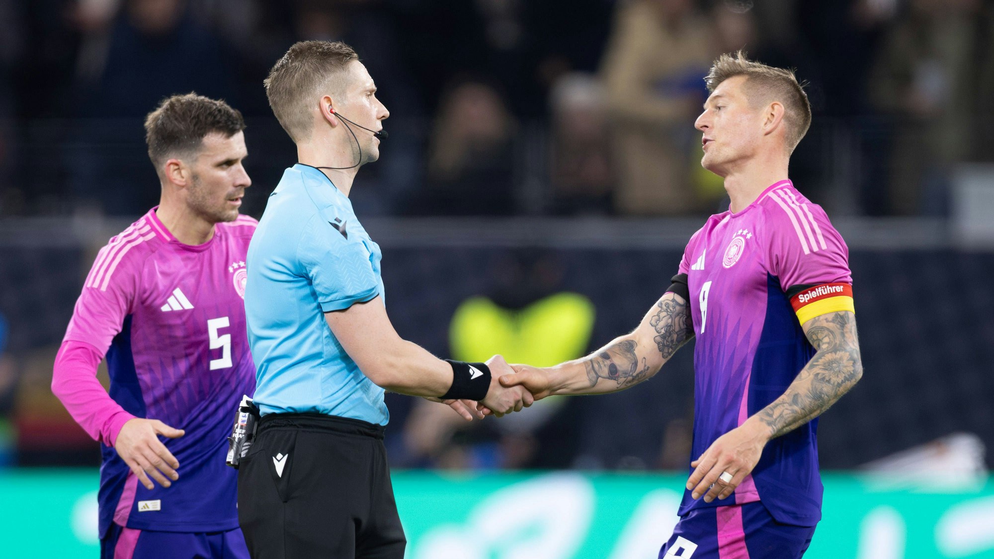 Toni Kroos gibt Schiedsrichter Espen Eskas die Hand.