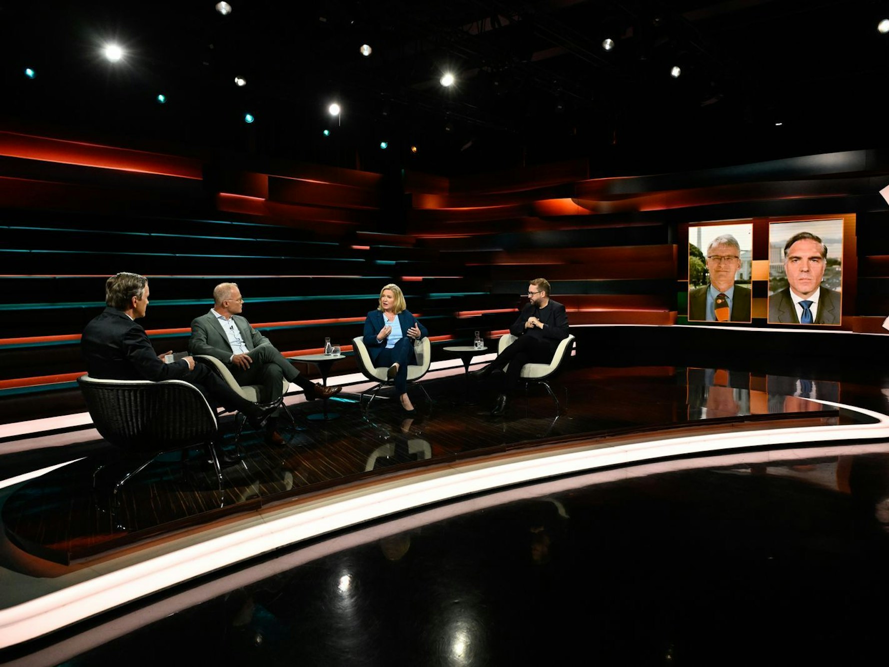Markus Lanz diskutierte am Dienstagabend mit SPD-Fraktionschef Matthias Miersch (zweiter von links), Journalistin Eva Quadbeck (dritte von links), „Bild“-Vize Paul Ronzheimer (dritter von rechts), ZDF-Korrespondent Elmar Theveßen (zweiter von rechts) und Journalist Frederik Pleitgen (rechts). (Bild: ZDF / Markus Hertrich)
