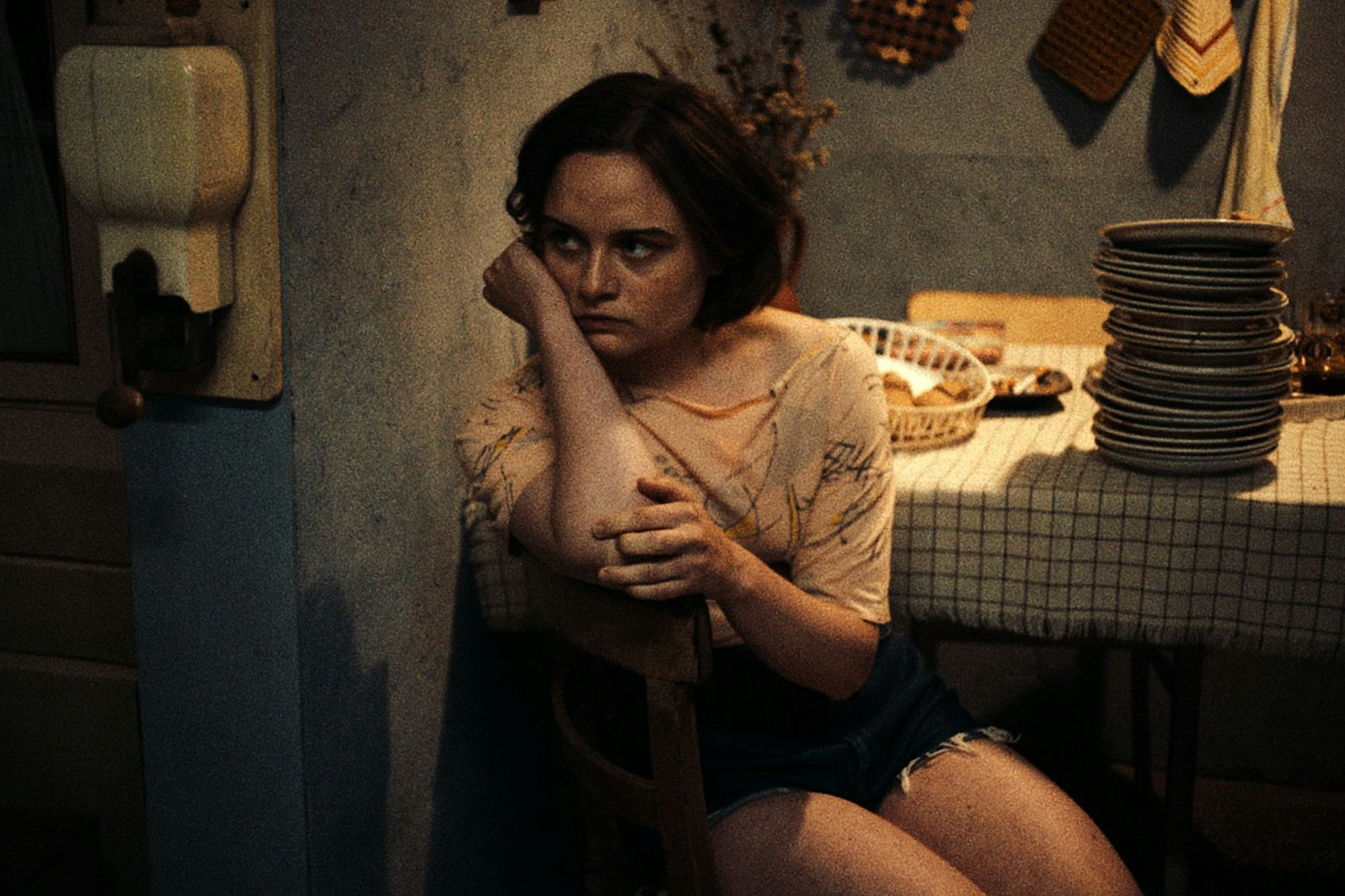 Angelika (Lena Urzendowsky) wächst in der DDR in einer fragilen Bauernfamilie auf. (Bild: Fabian Gamper/Studio Zentral/Neue Visionen)