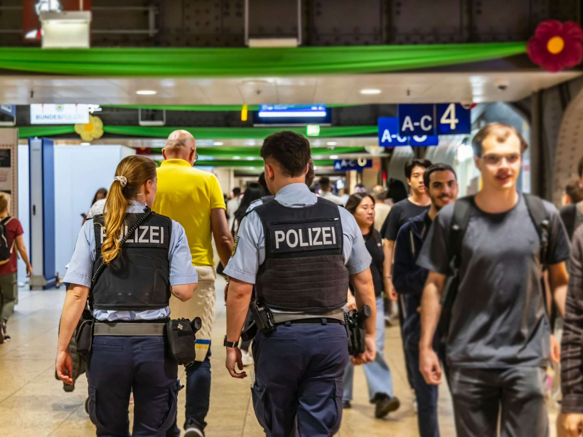 Ein Fahrgast in einem ICE am Kölner HBF hat unter dem Sitz eines Mannes eine Axt erkannt und rief heimlich die Polizei. Das Symbolbild ist vom 29. April 2025.