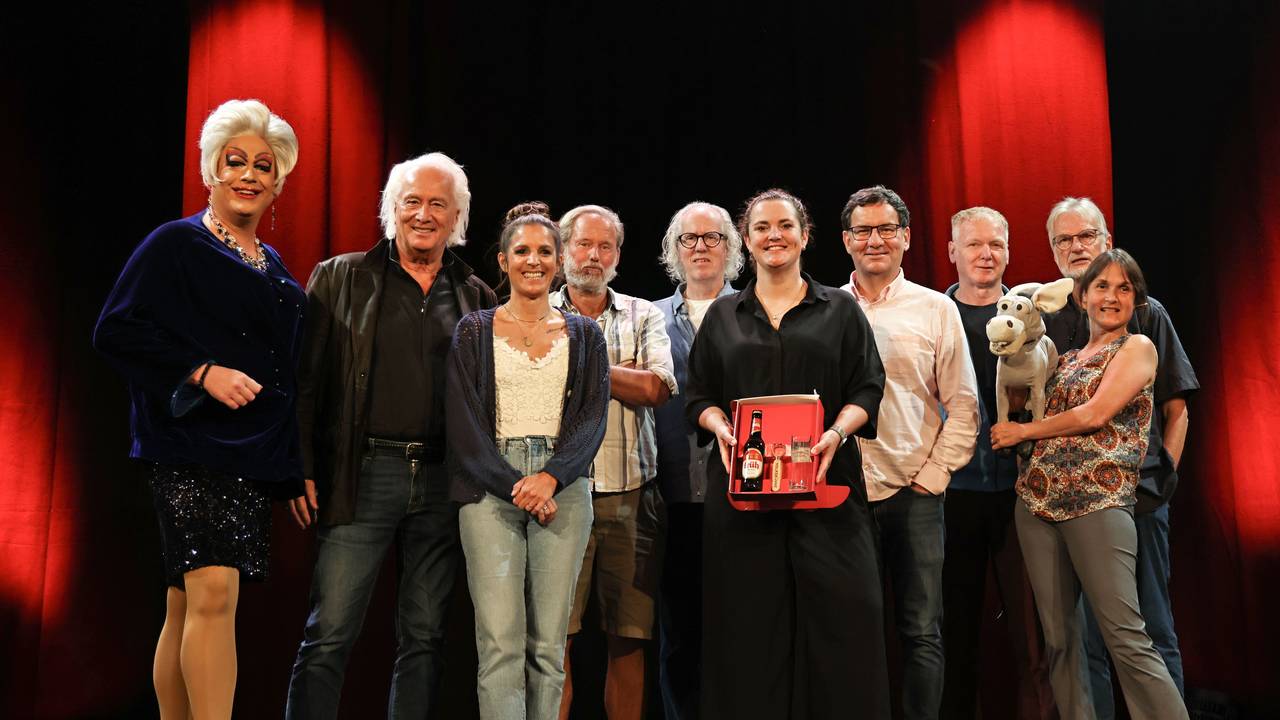 Die Teilnehmenden der Pressekonferenz in der Volksbühne am Rudolfplatz.